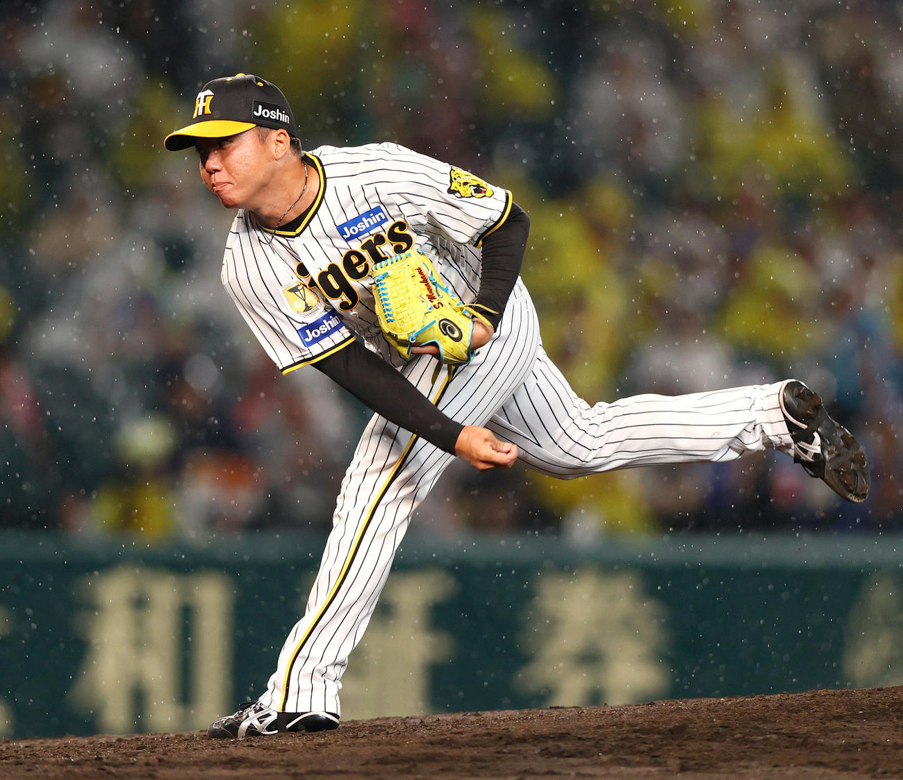 阪神対中日　力投する阪神村上（撮影・上山淳一）