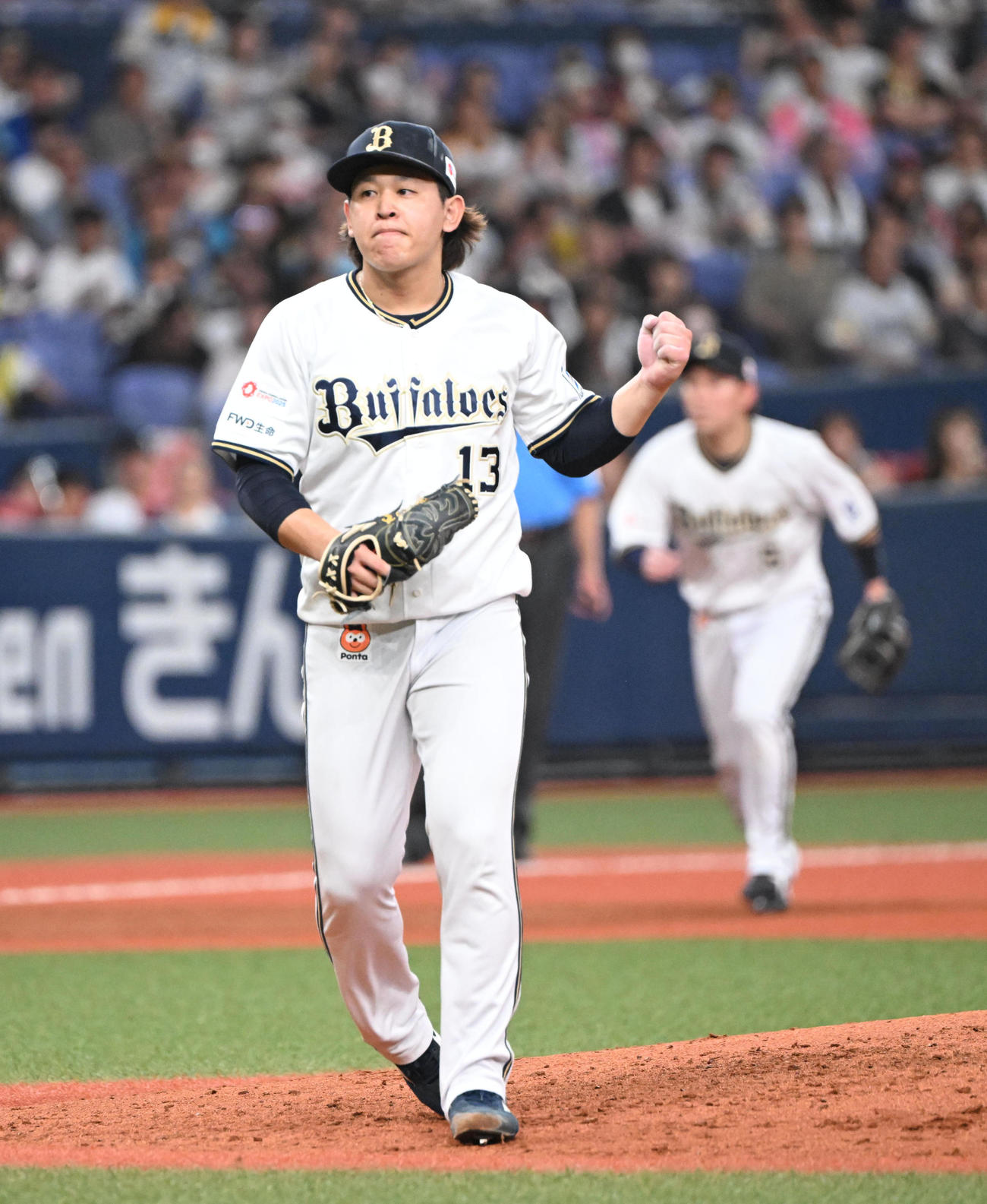 オリックス対ソフトバンク　5回表ソフトバンク2死、佐藤直を三振に打ち取りガッツポーズする宮城（撮影・和賀正仁）