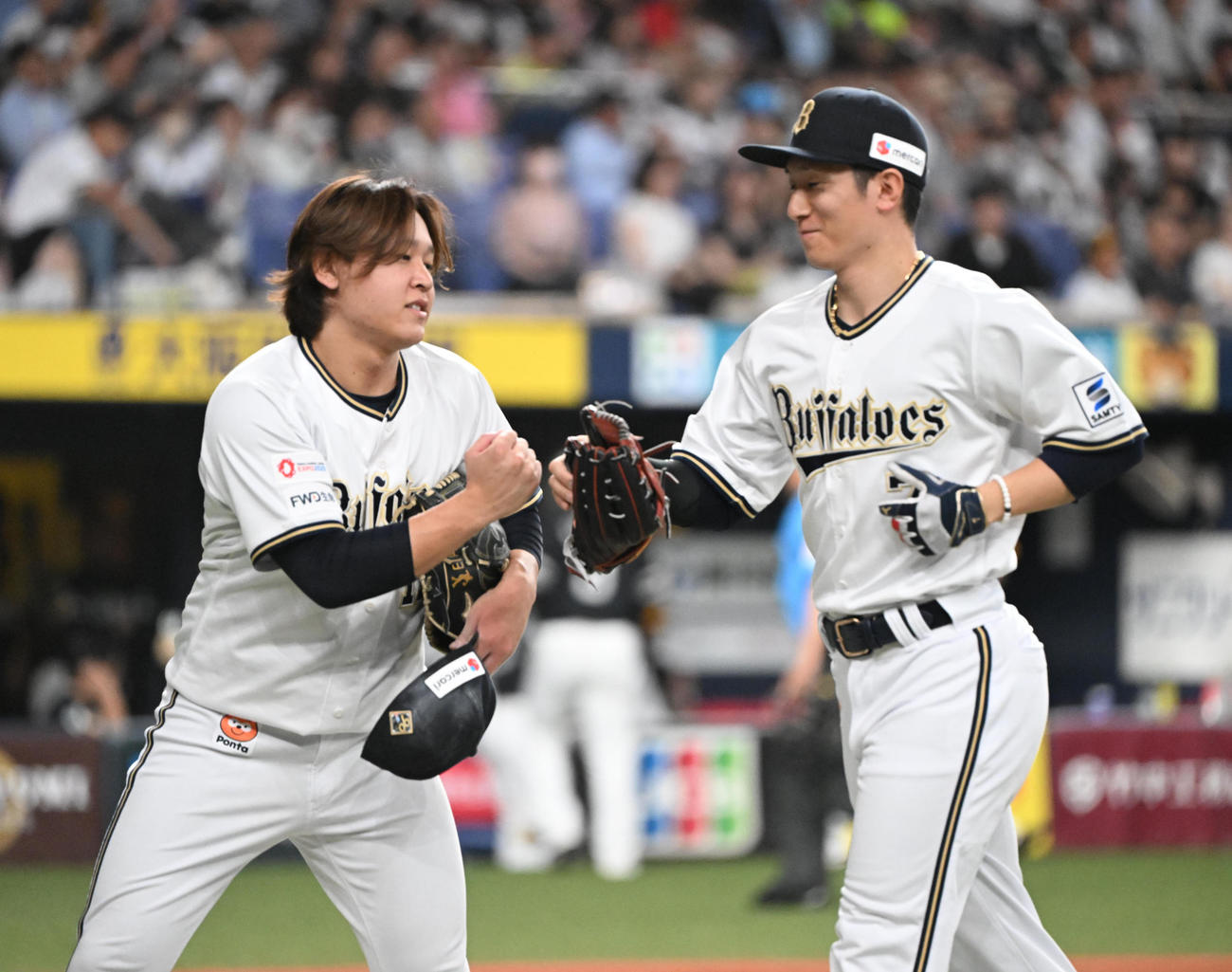 オリックス対ソフトバンク　2回表を無失点でしのぎ西川（右）とタッチする宮城（撮影・和賀正仁）