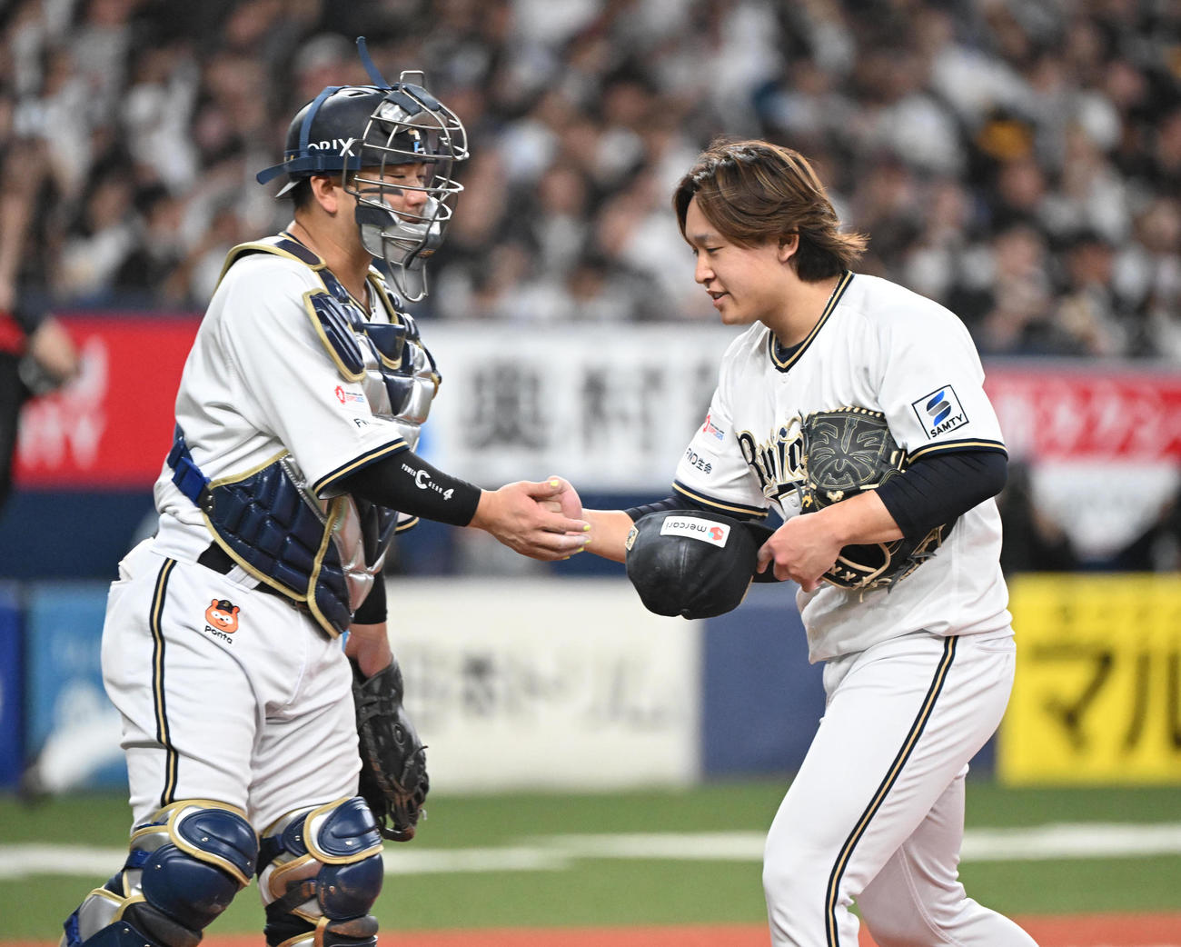 オリックス対ソフトバンク　2回表を無失点でしのぎ捕手森（左）とタッチする宮城（撮影・和賀正仁）