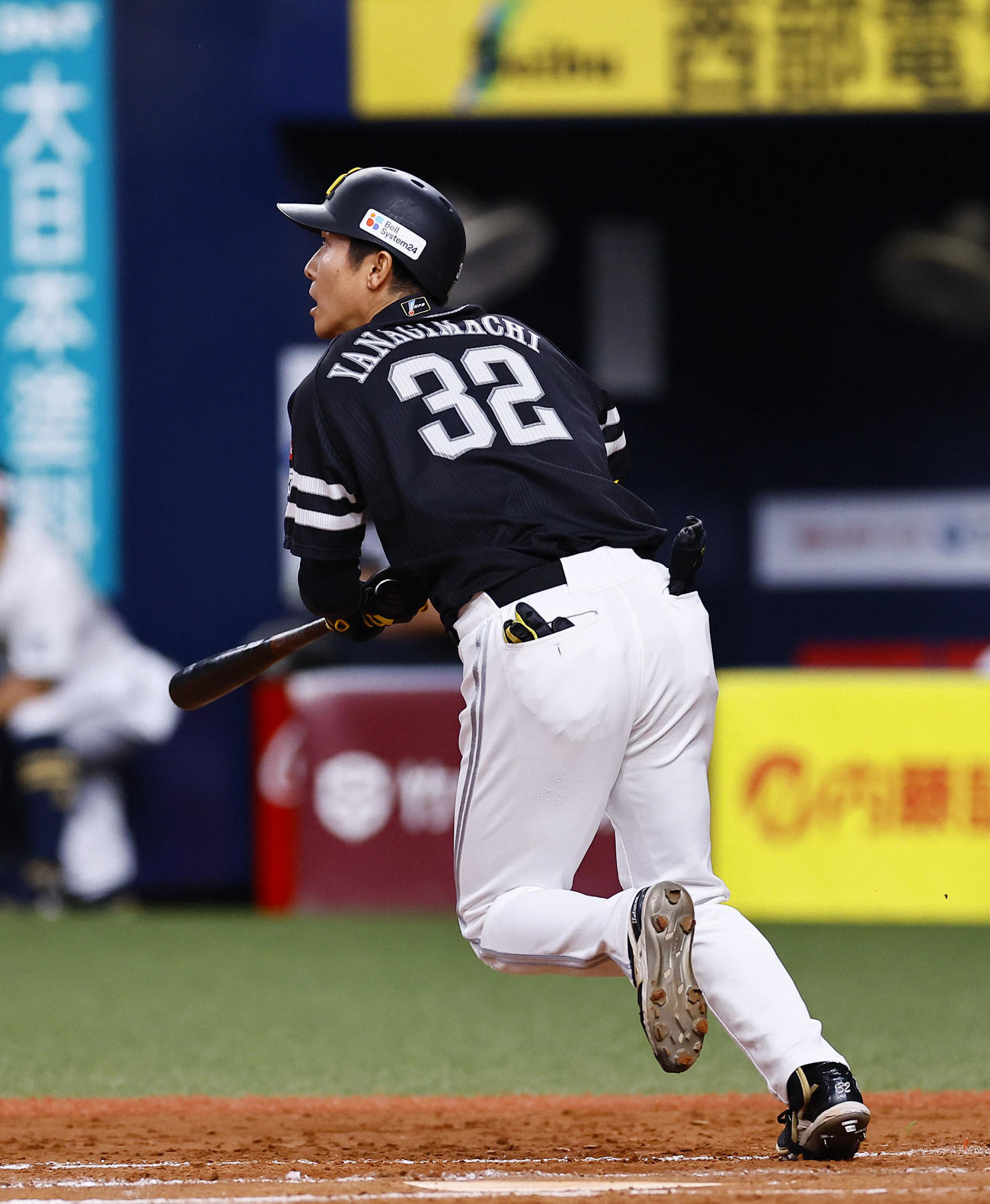オリックス対ソフトバンク　8回表ソフトバンク無死一塁、柳町は中越えに適時二塁打を放つ（撮影・藤尾明華）