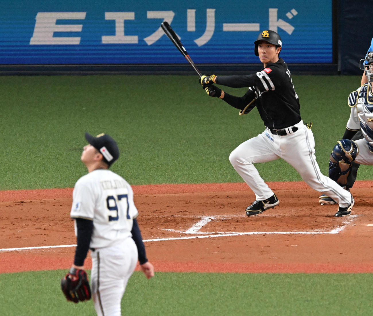オリックス対ソフトバンク　8回表ソフトバンク無死一塁、代打の柳町は中適時二塁打を放つ。投手古田島（撮影・前岡正明）