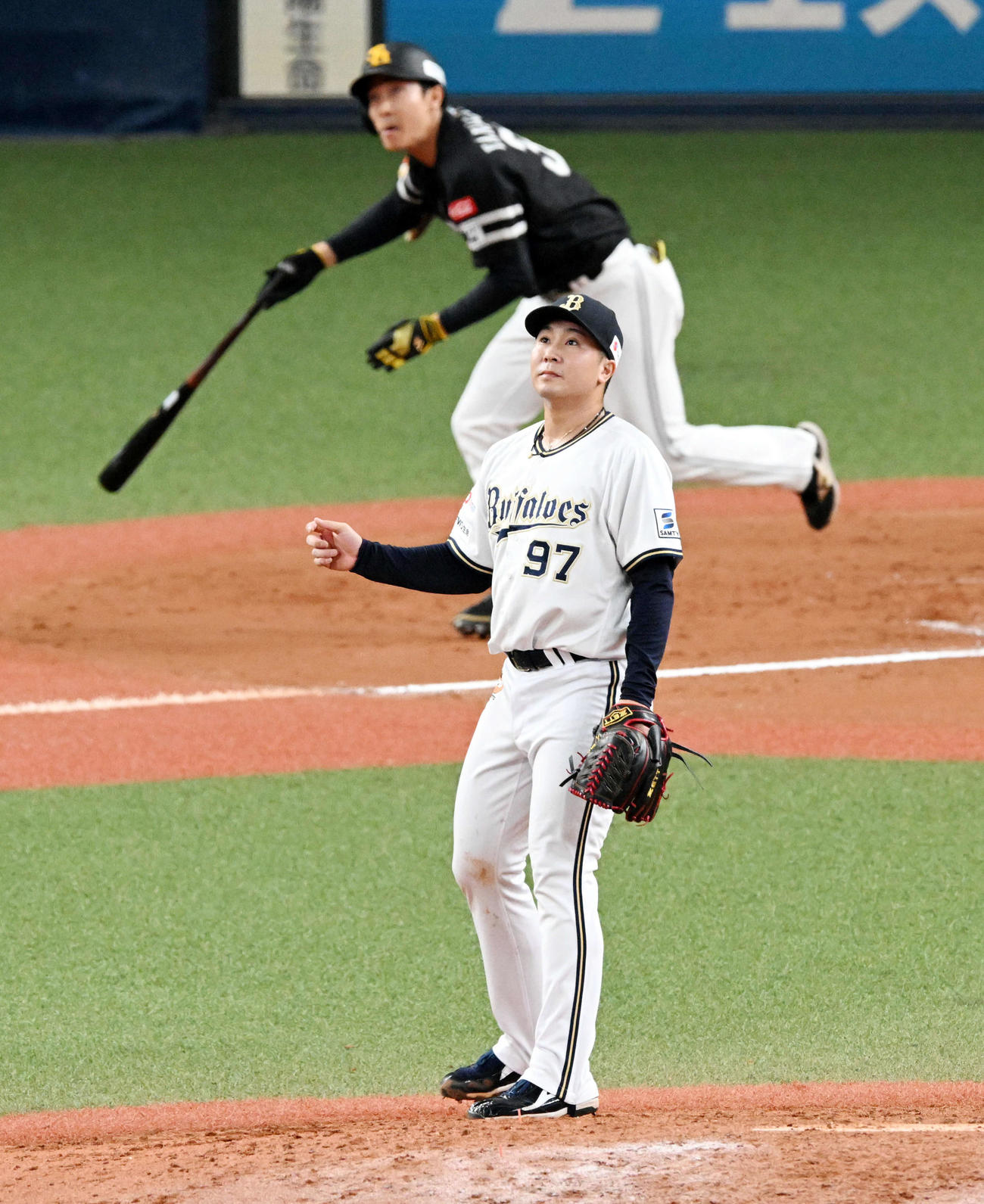 オリックス対ソフトバンク　8回表ソフトバンク無死一塁、代打柳町に右中間へ適時二塁打を打たれた古田島（撮影・前岡正明）