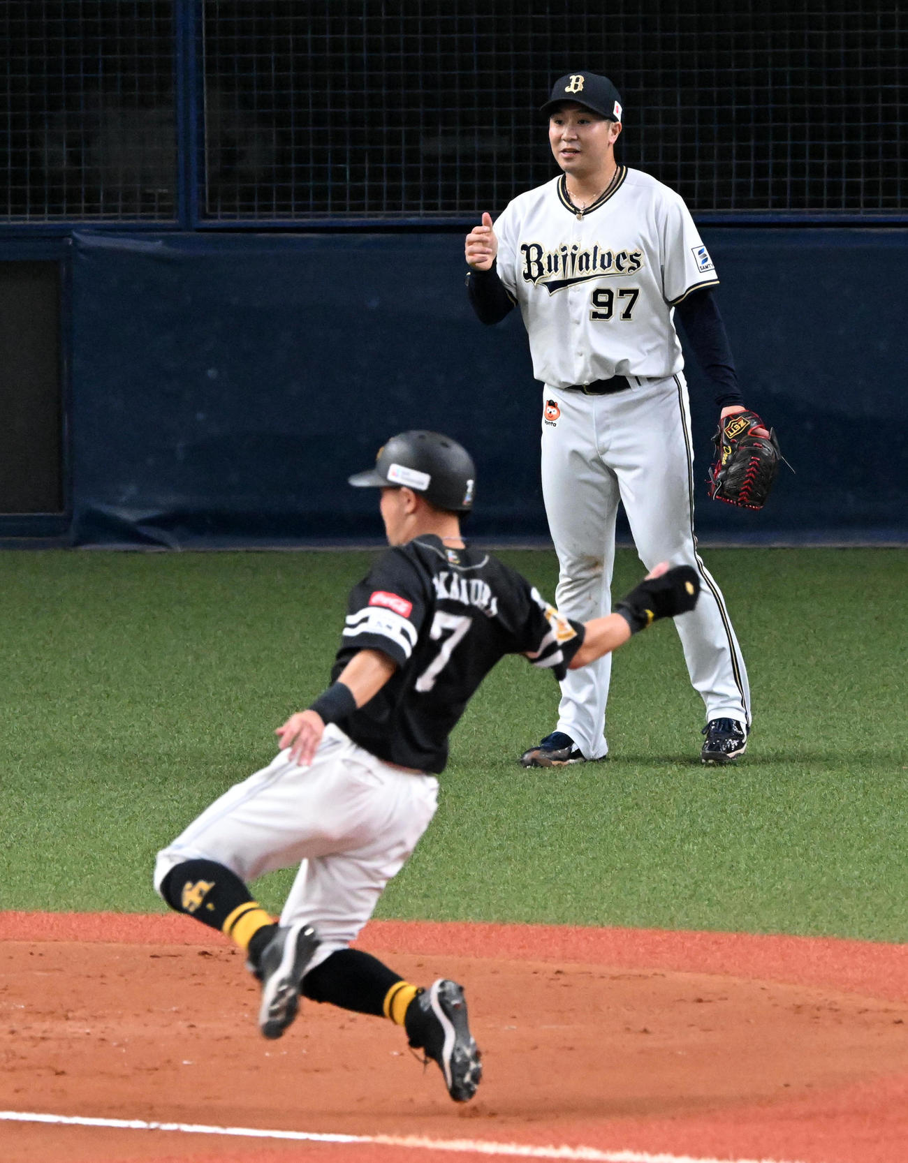 オリックス対ソフトバンク　8回表ソフトバンク無死一塁、代打の柳町に中適時二塁打を打たれた古田島。手前は静観する中村晃（撮影・前岡正明）