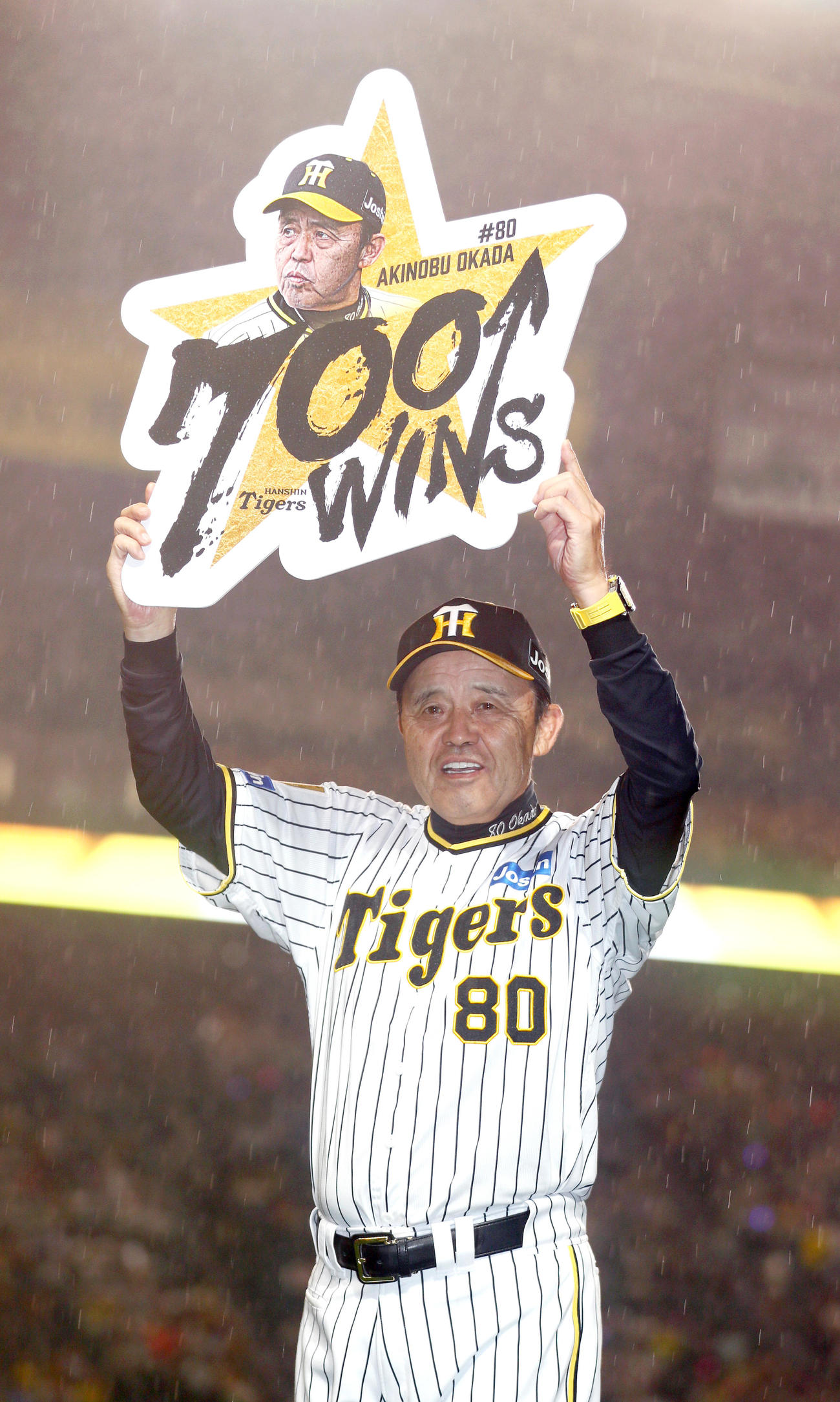 監督通算700勝を達成し笑顔を見せる阪神岡田監督（撮影・上山淳一）