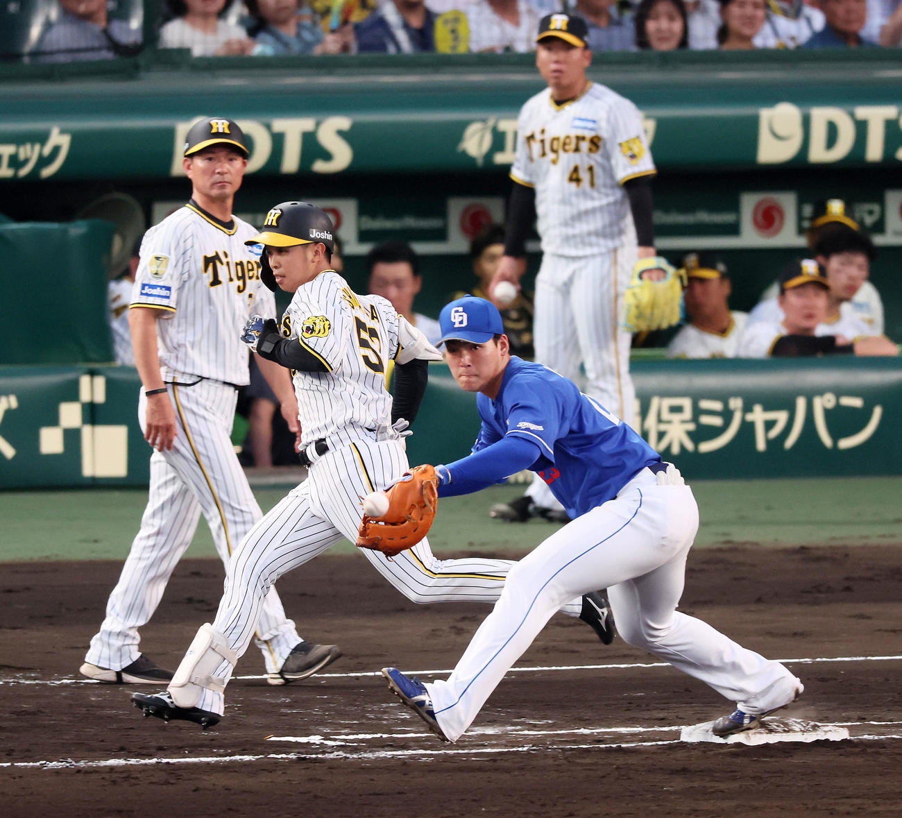 阪神対中日　3回裏阪神2死、島田は内野安打を放つ。一塁手は石川昂（撮影・加藤哉）