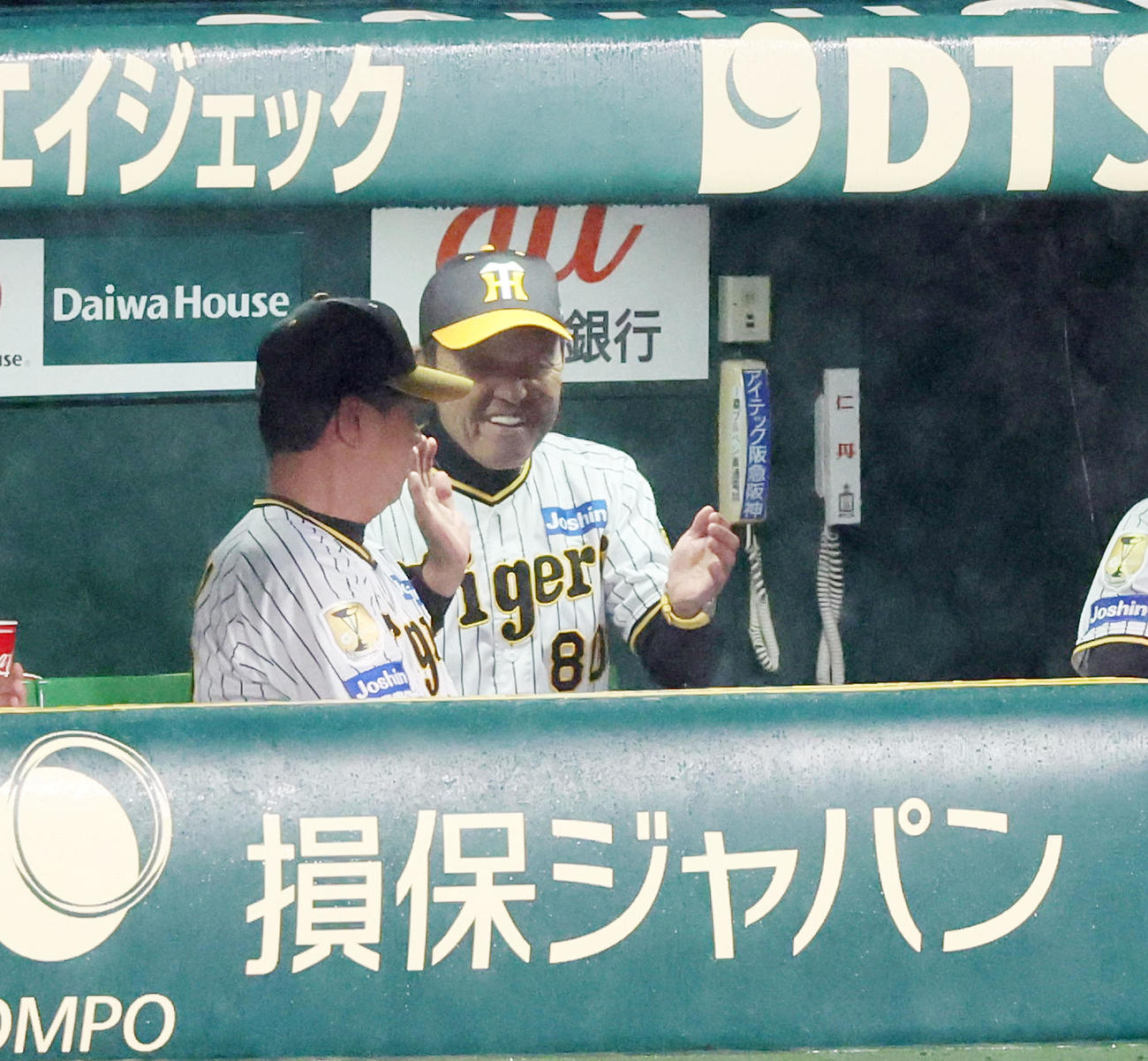 阪神対中日　中日に勝利し監督通算700勝を達成した岡田監督（撮影・加藤哉）