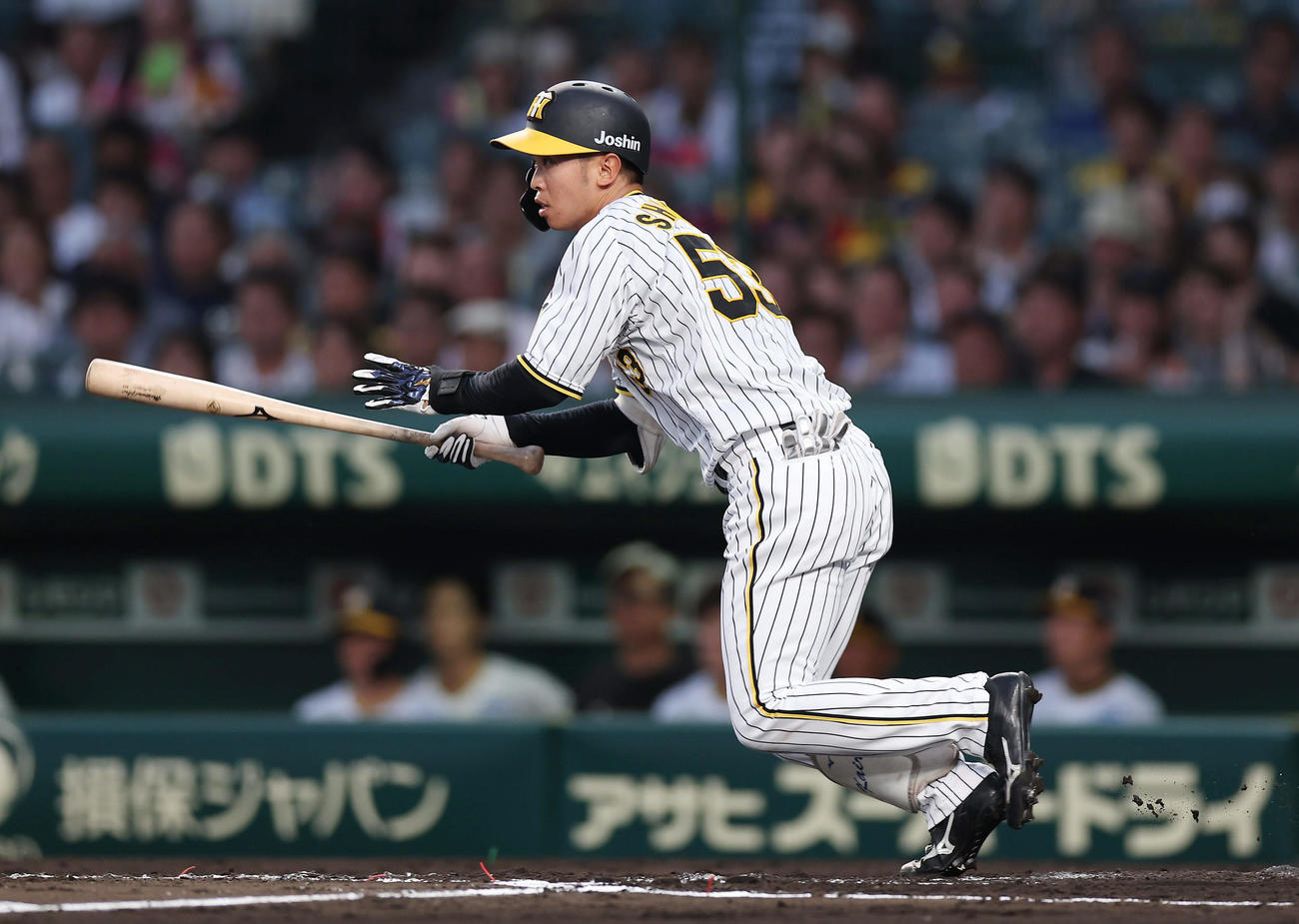 阪神対中日　3回裏阪神2死、二塁内野安打を放つ島田（撮影・前田充）