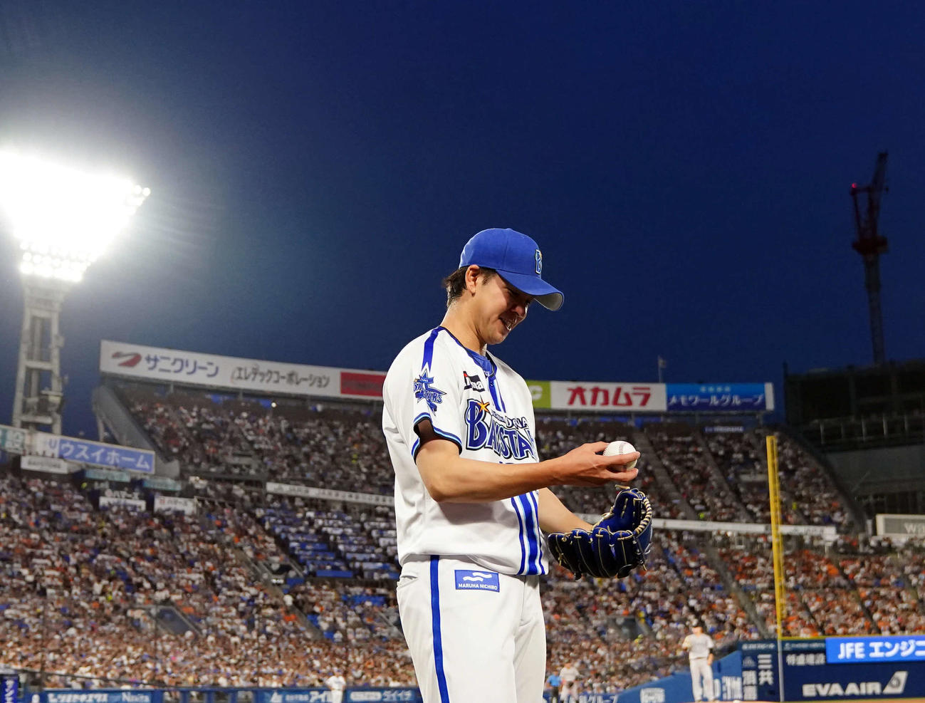 DeNA対巨人　4回裏、佐野恵太2点本塁打で3－1とし笑顔を見せるDeNAの先発平良（撮影・たえ見朱実）