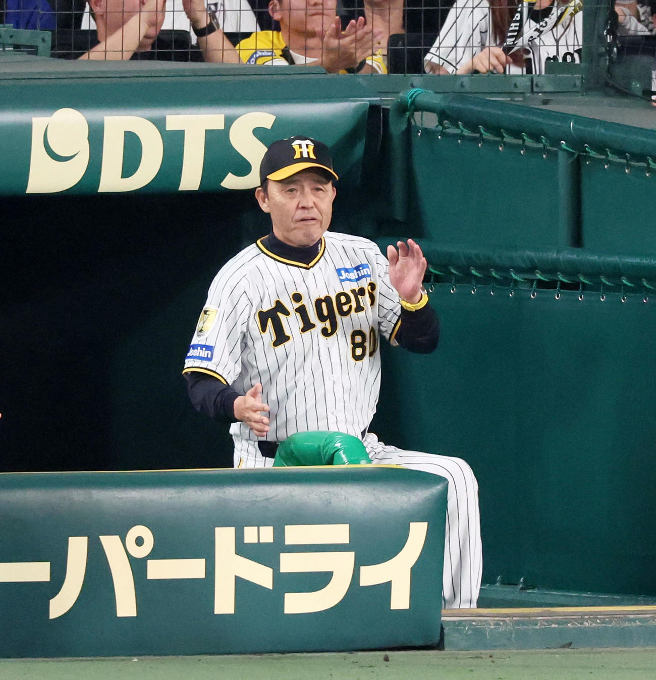 阪神対中日　7回裏阪神無死一、二塁、岡田監督は右適時二塁打を放った前川にベンチで手を叩いて喜んだ藤（撮影・加藤哉）