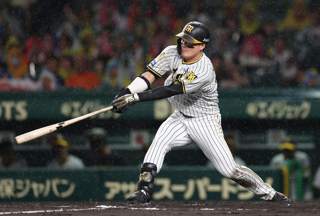阪神対中日　8回裏阪神無死満塁、中越え2点適時二塁打を放つ前川（撮影・前田充）