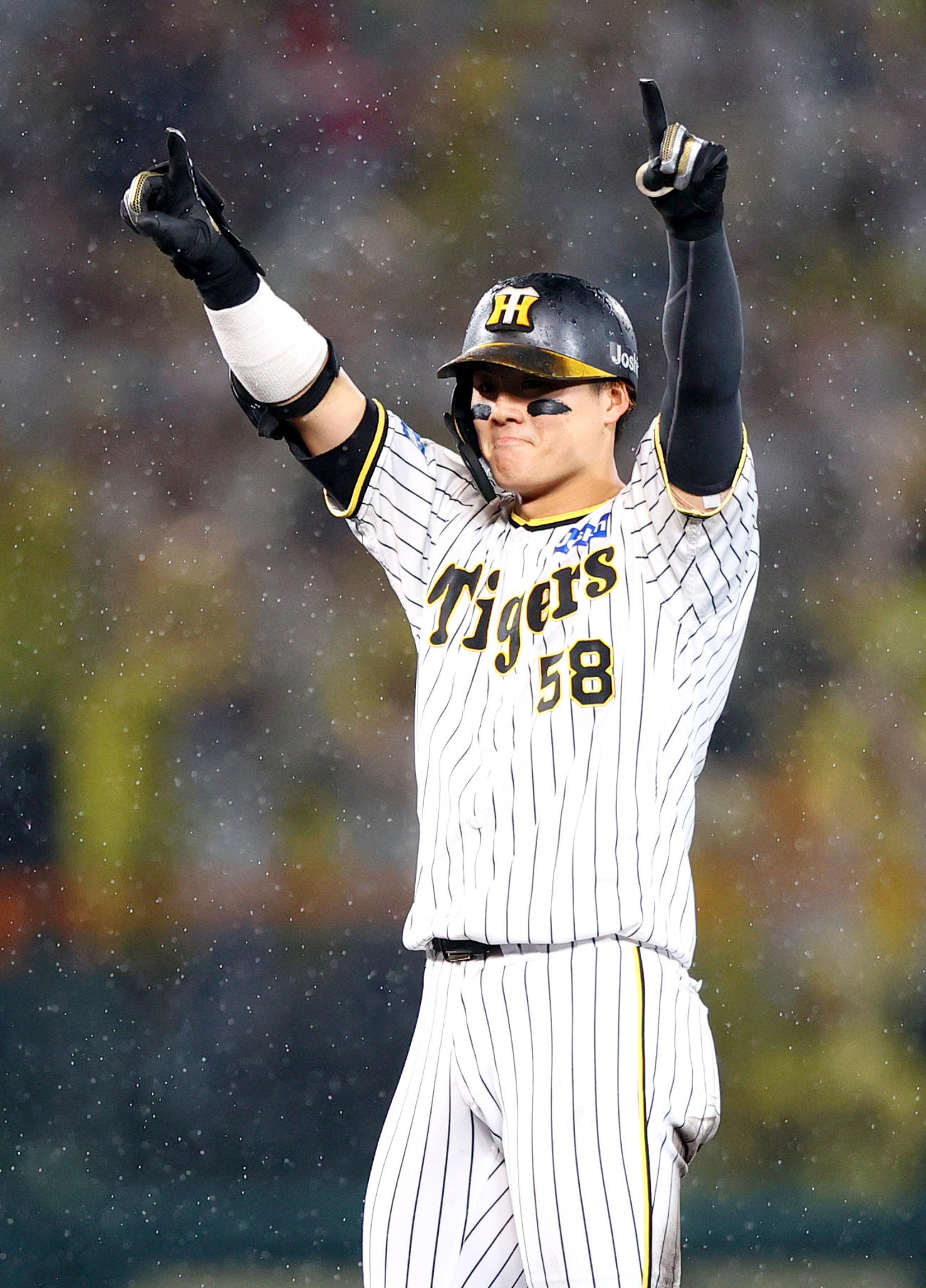 阪神対中日　8回裏阪神無死満塁、前川は中越え2点適時二塁打を放ち塁上で喜ぶ（撮影・上山淳一）