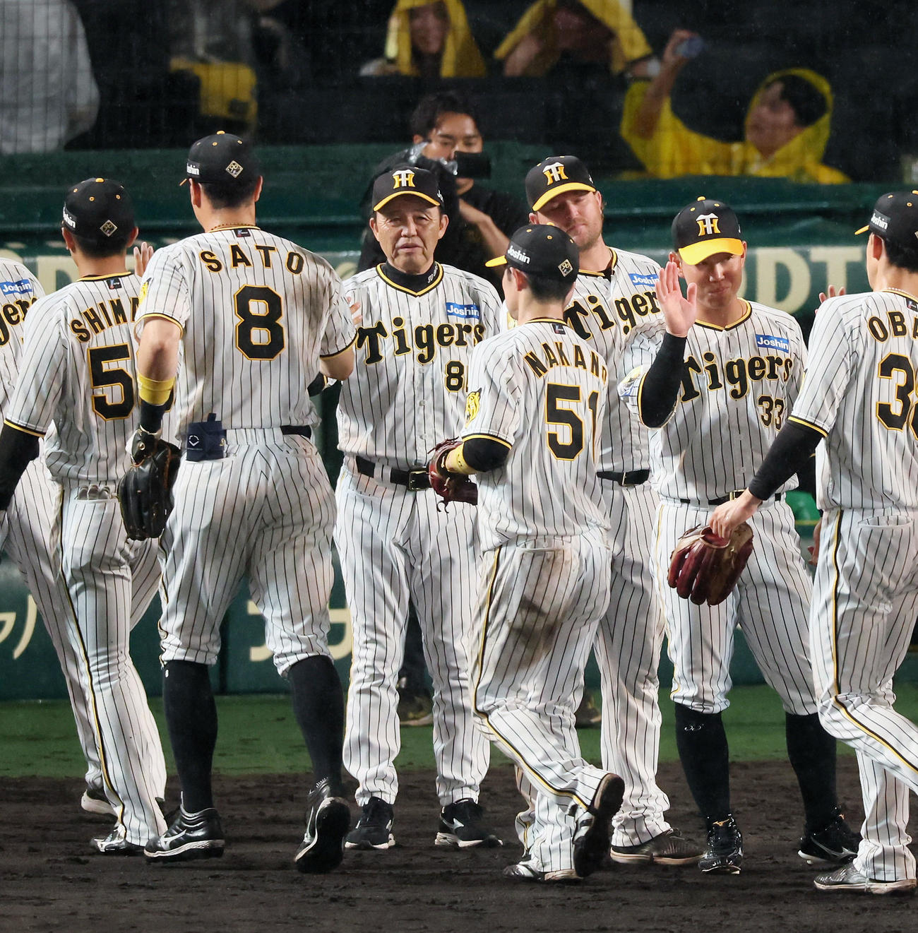 阪神対中日　中日に勝利しナインを迎える岡田監督（撮影・加藤哉）