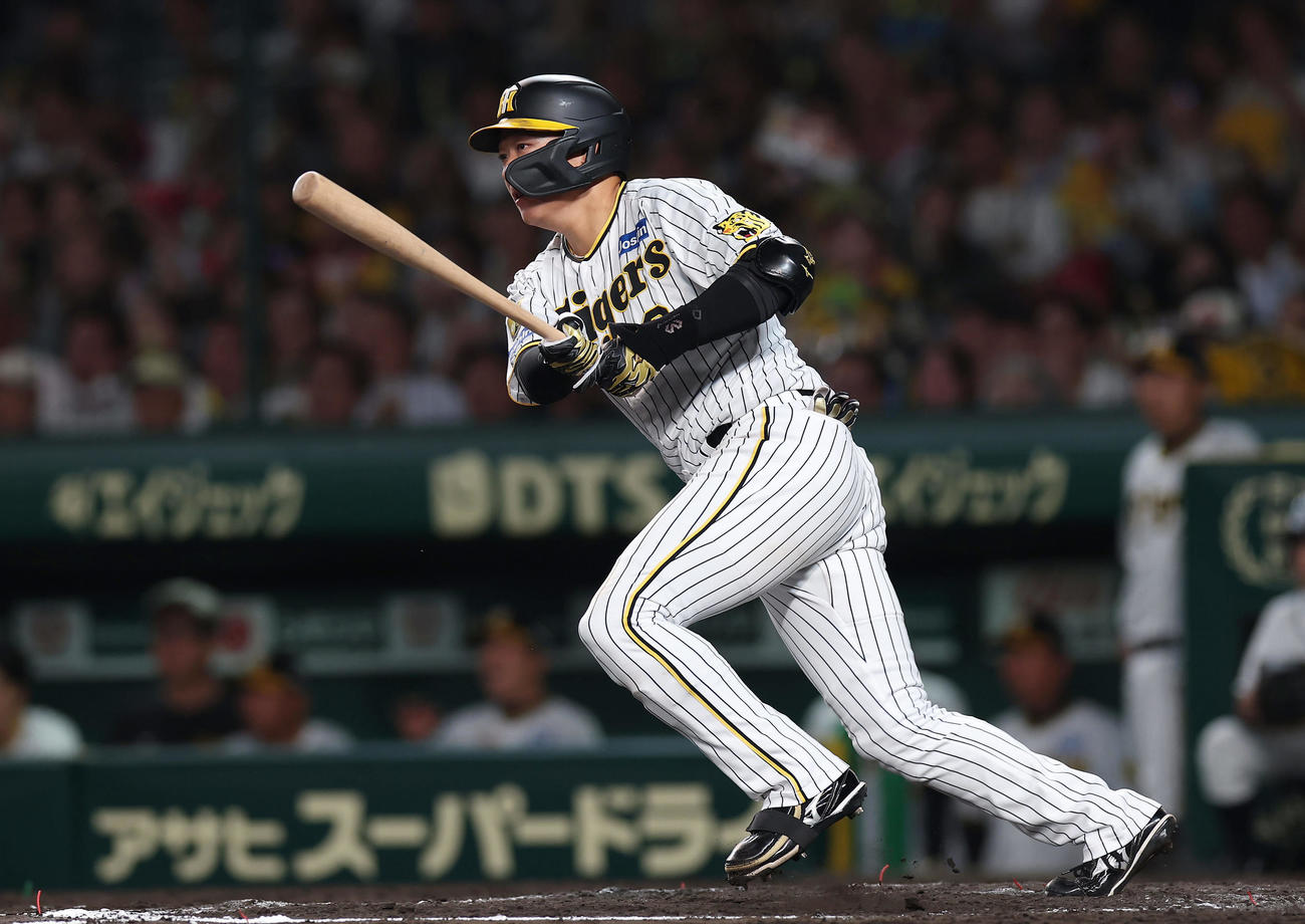 阪神対中日　7回裏阪神無死一、三塁、先制の左前適時打を放つ大山（撮影・前田充）