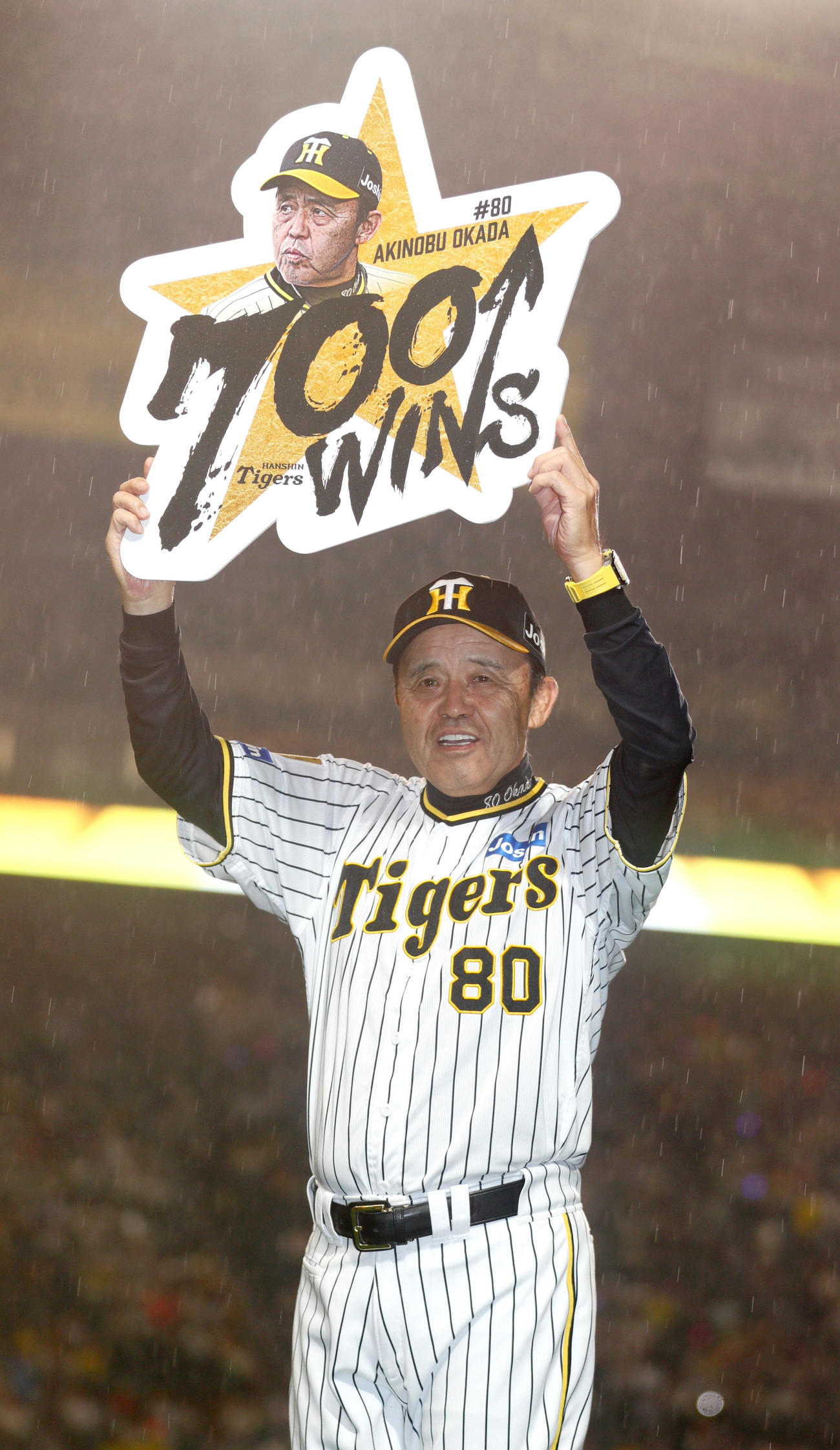 阪神対中日　監督通算700勝を達成した阪神岡田彰布監督は記念ボードを手に笑顔を見せる（撮影・上山淳一）