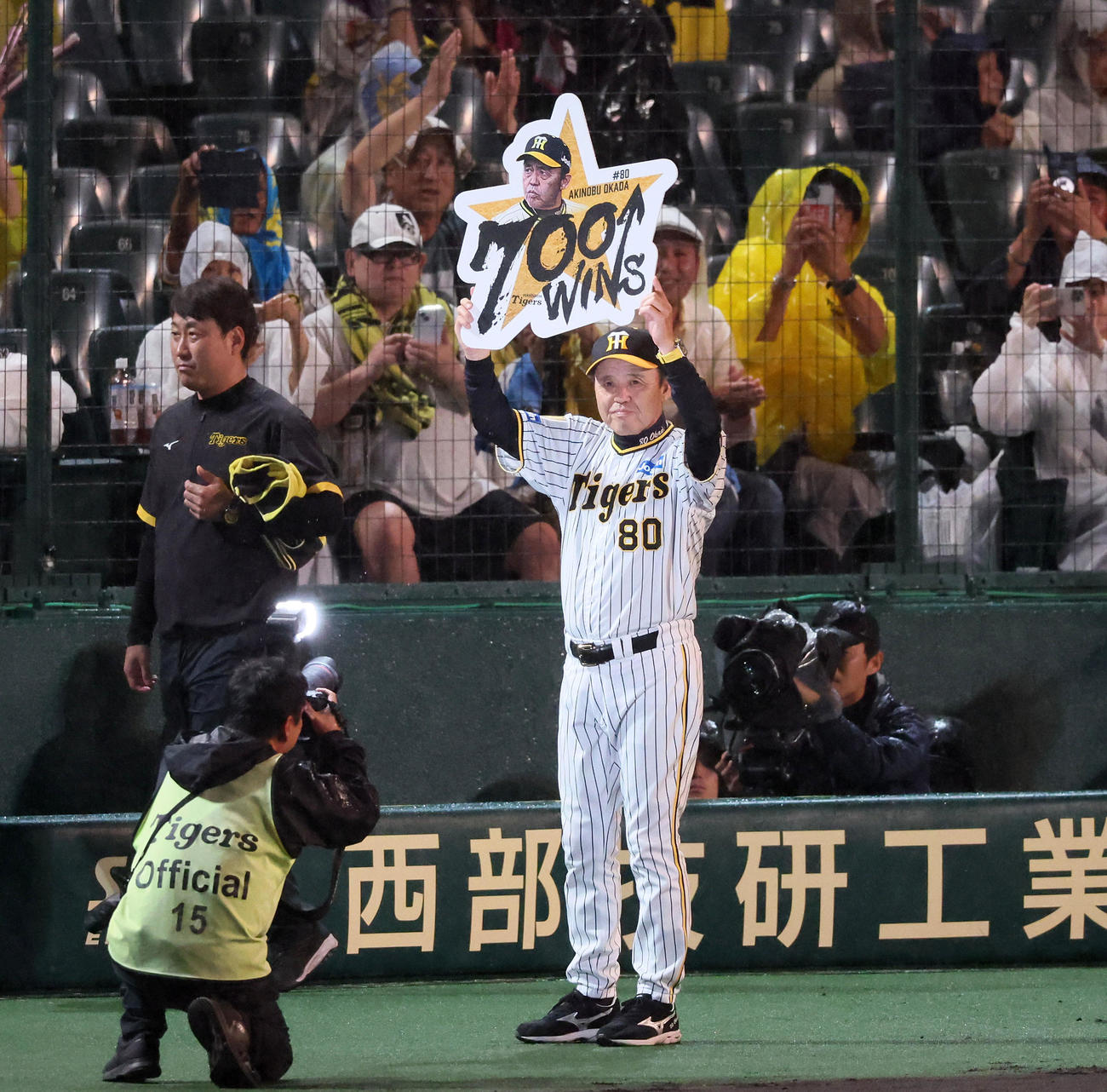 阪神対中日　中日に勝利し監督通算700勝を達成した岡田監督（撮影・加藤哉）