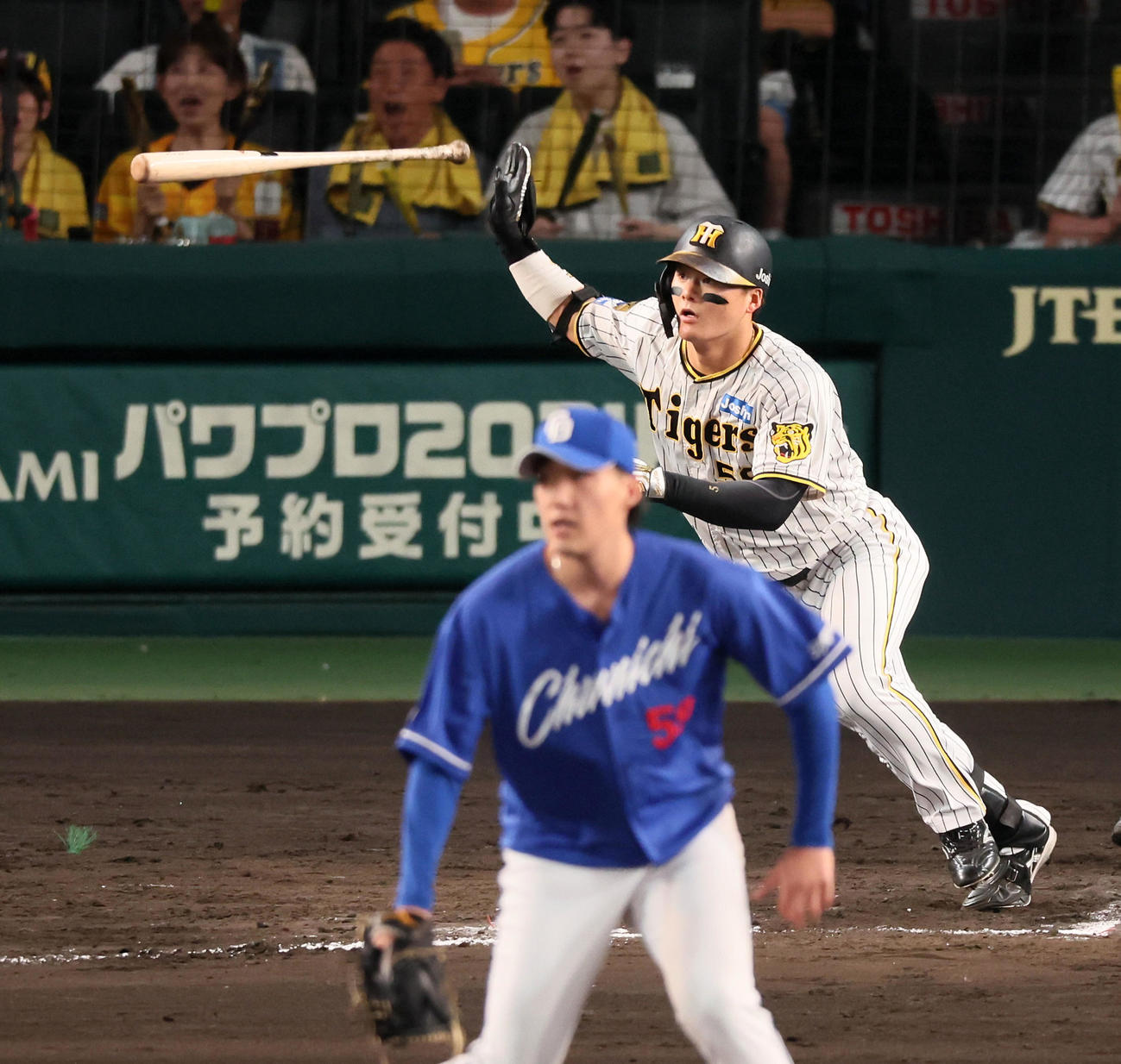 阪神対中日　7回裏阪神無死一、二塁、前川は右適時二塁打を放つ。投手は斉藤（撮影・加藤哉）