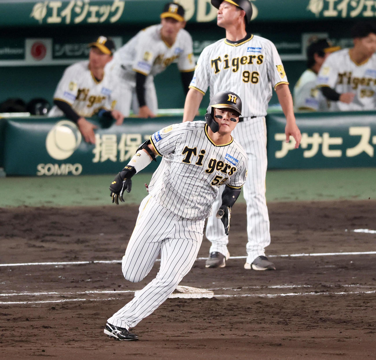 阪神対中日　7回裏阪神無死一、二塁、前川は右適時二塁打を放つ（撮影・加藤哉）