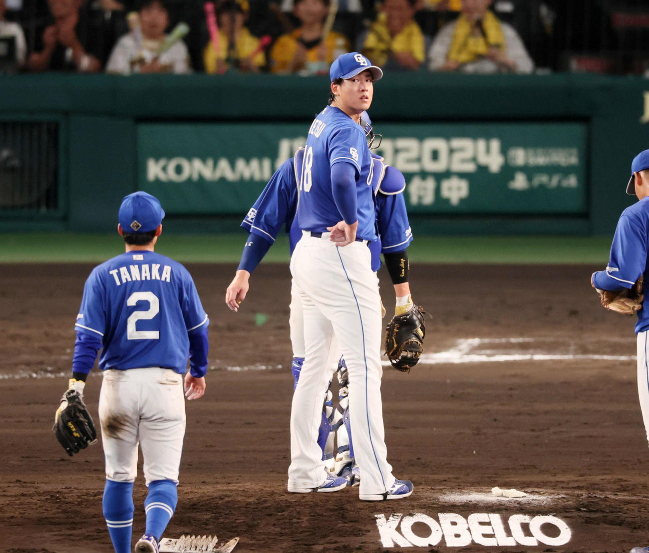 阪神対中日　7回裏阪神無死一、二塁、打者前川を迎え降板する梅津（撮影・加藤哉）