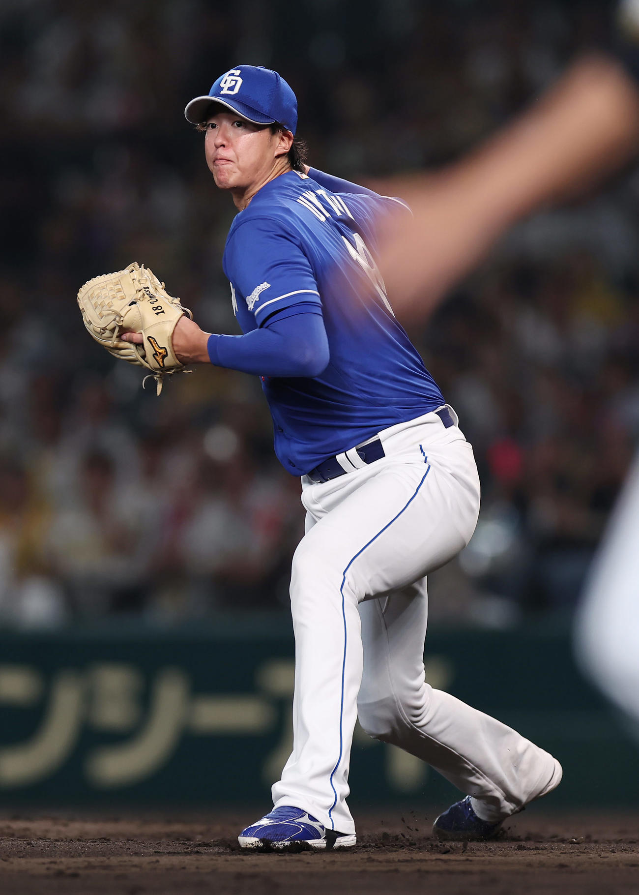 阪神対中日　7回裏阪神無死二塁、森下の打球を三塁へ送球する梅津（撮影・前田充）