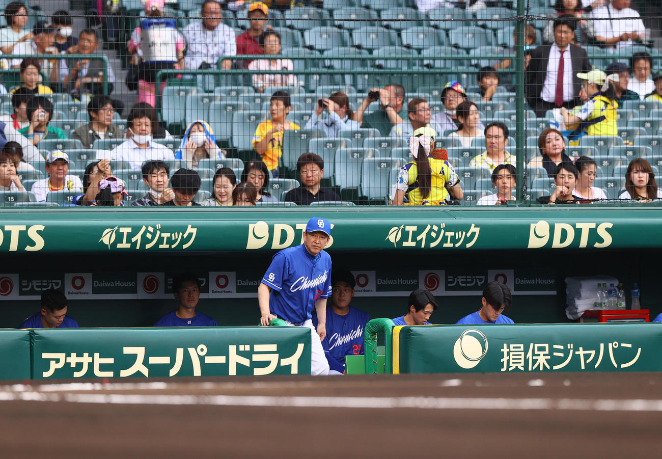 阪神対中日　試合前、中日立浪監督はメンバー表を交換にグラウンドへ向かう（撮影・上山淳一）