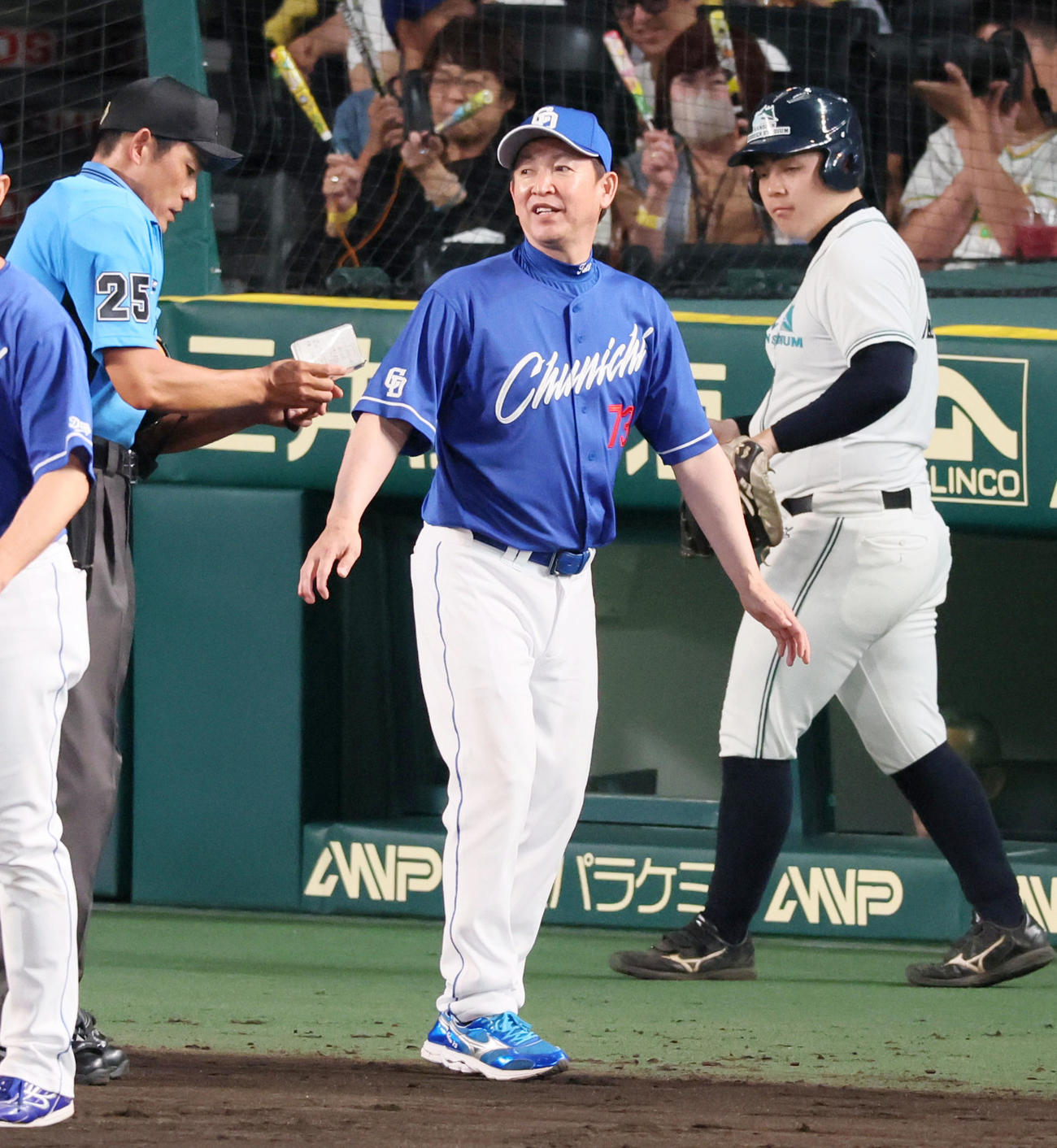 阪神対中日　7回裏、投手交代を告げる立浪監督（撮影・加藤哉）
