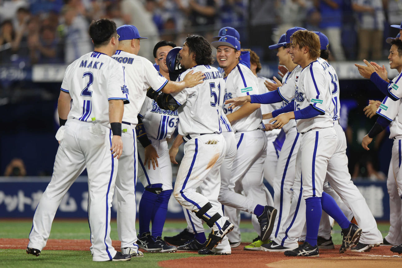DeNA対巨人　10回裏DeNA1死、左越えサヨナラソロ本塁打を放った宮崎（左から4人目）はチームメートの祝福を受ける（撮影・宮地輝）