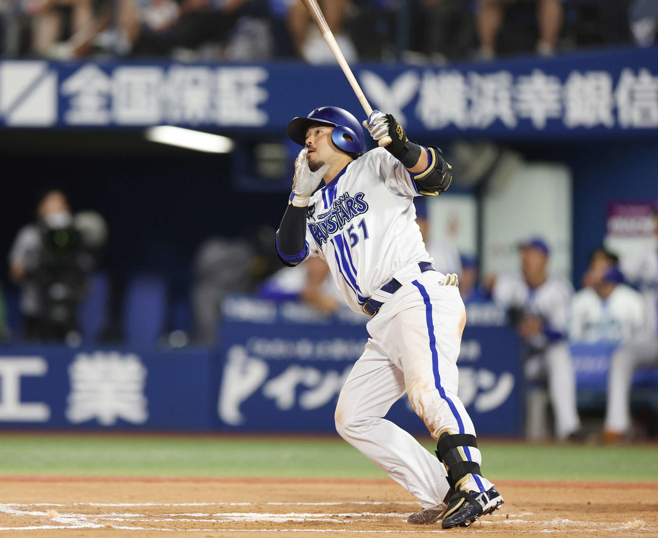 DeNA対巨人　10回裏DeNA1死、左越えサヨナラソロ本塁打を放つ宮崎（撮影・宮地輝）