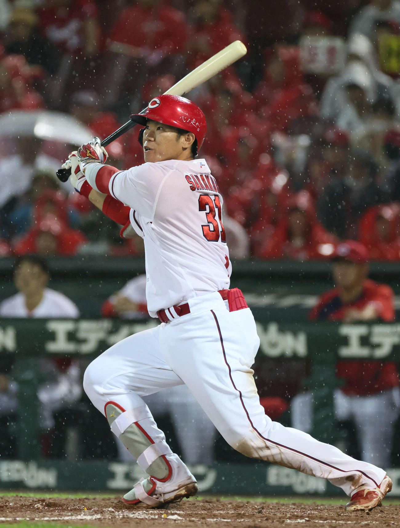 広島対ヤクルト　9回裏広島2死一、二塁、坂倉はサヨナラの2点左適時二塁打を放つ（撮影・加藤孝規）