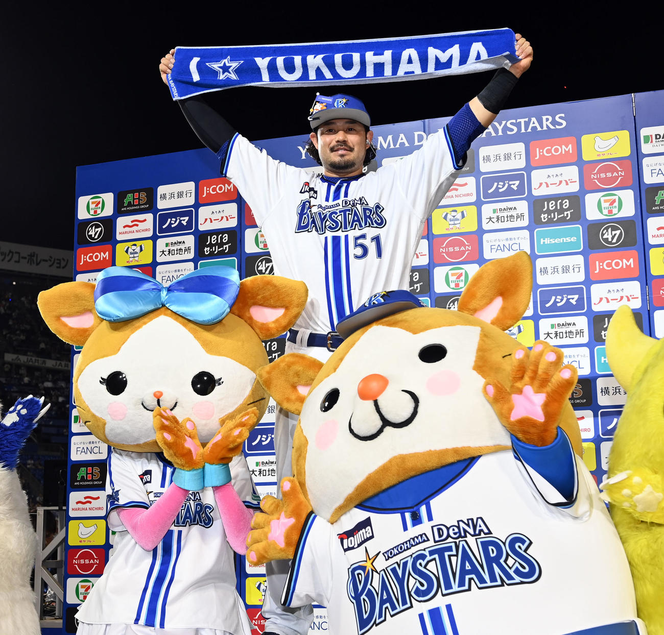 DeNA対巨人　お立ち台で笑顔を見せるDeNA宮崎（撮影・たえ見朱実）