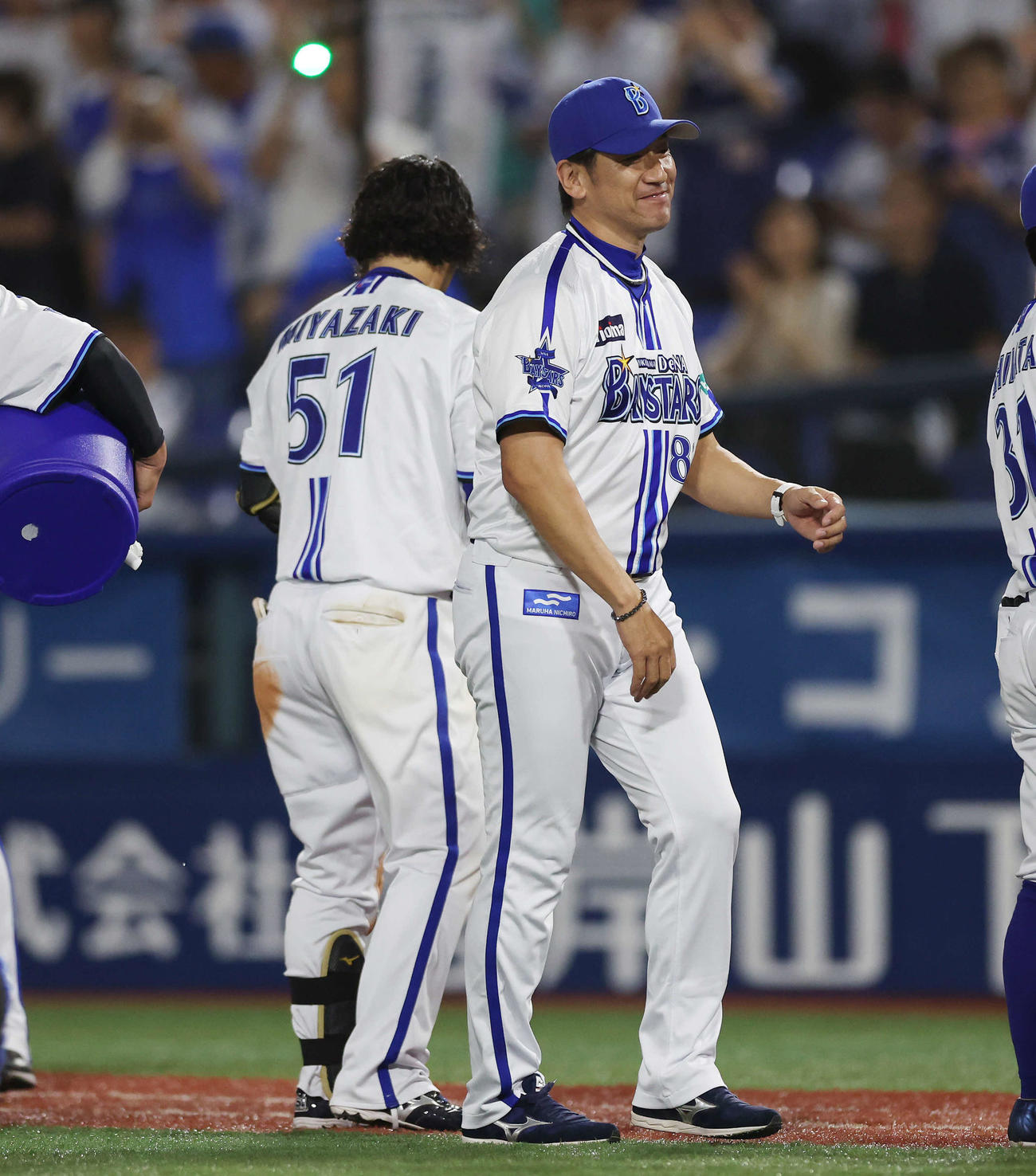 DeNA対巨人　10回裏DeNA1死、左越えサヨナラソロ本塁打を放った宮崎（左）をねぎらった三浦監督（撮影・宮地輝）