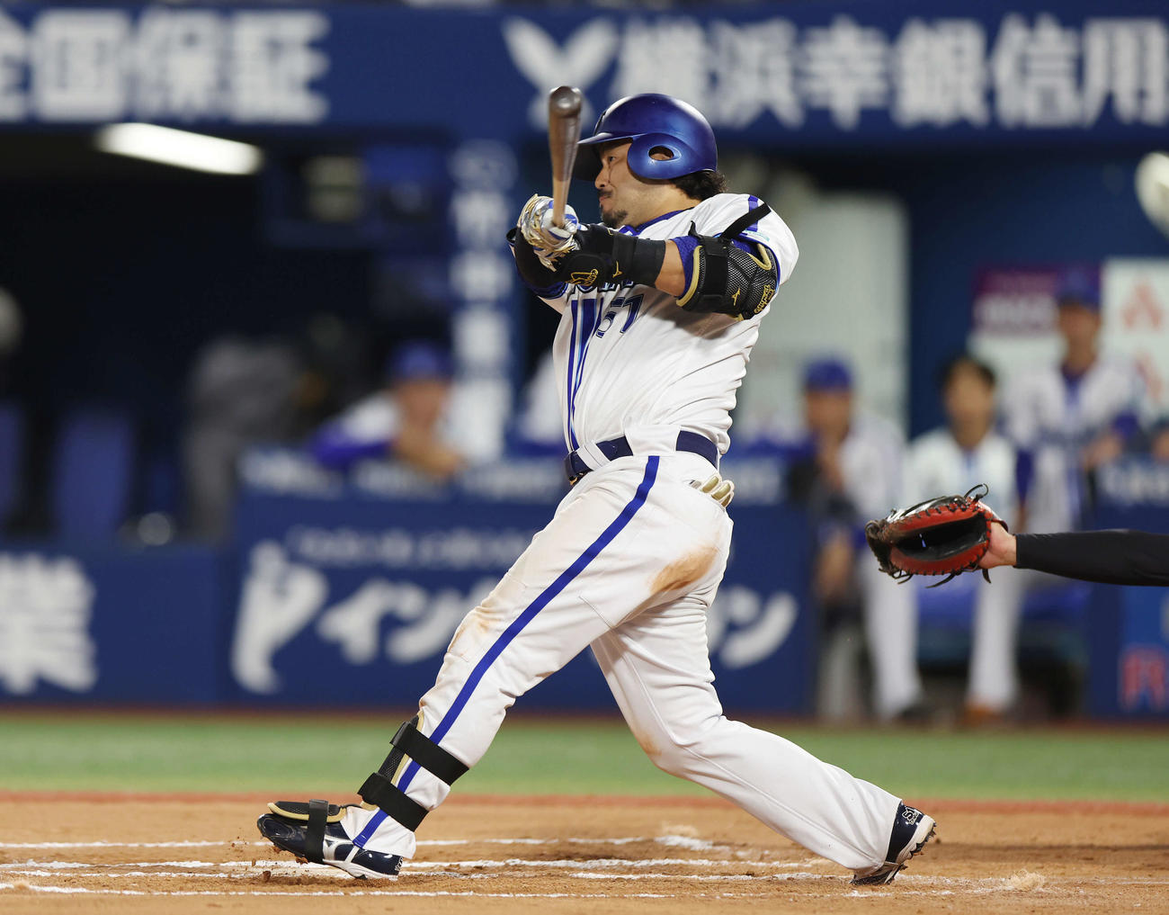 DeNA対巨人　10回裏DeNA1死、左越えサヨナラソロ本塁打を放つ宮崎（撮影・宮地輝）