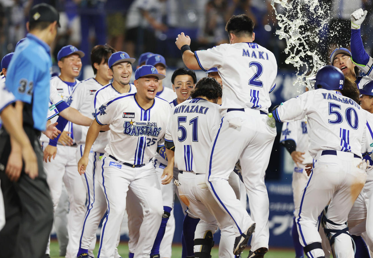 DeNA対巨人　10回裏DeNA1死、左越えサヨナラソロ本塁打を放った宮崎（中央）はチームメートの祝福を受ける（撮影・宮地輝）