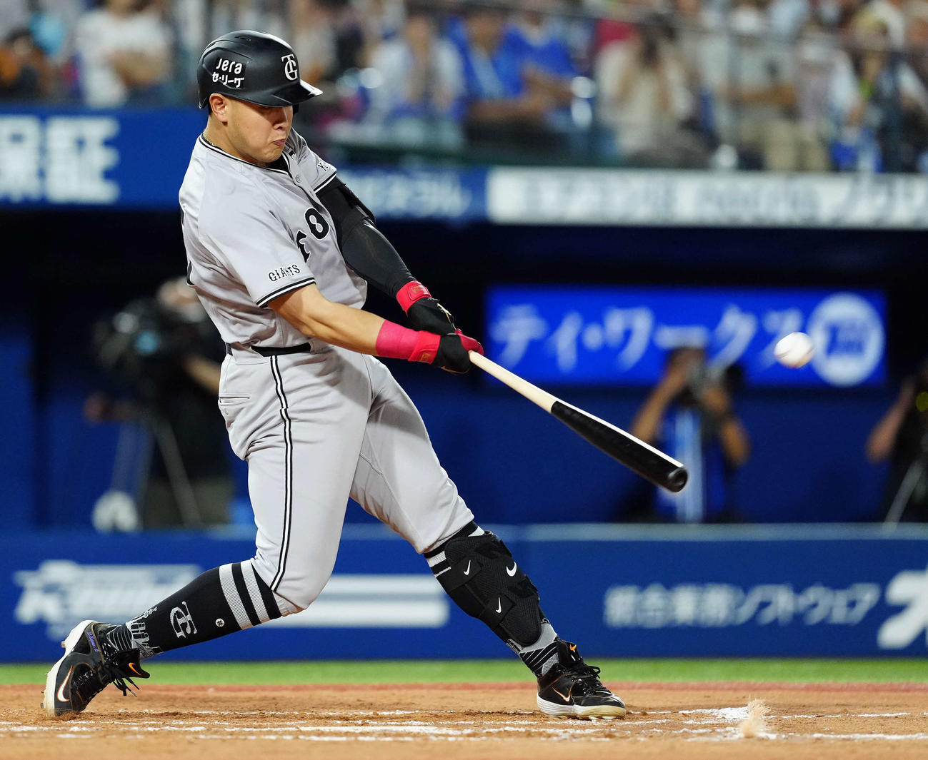 DeNA対巨人　8回表巨人無死一塁、左越えに同点の2点本塁打を放つ岡本和（撮影・たえ見朱実）