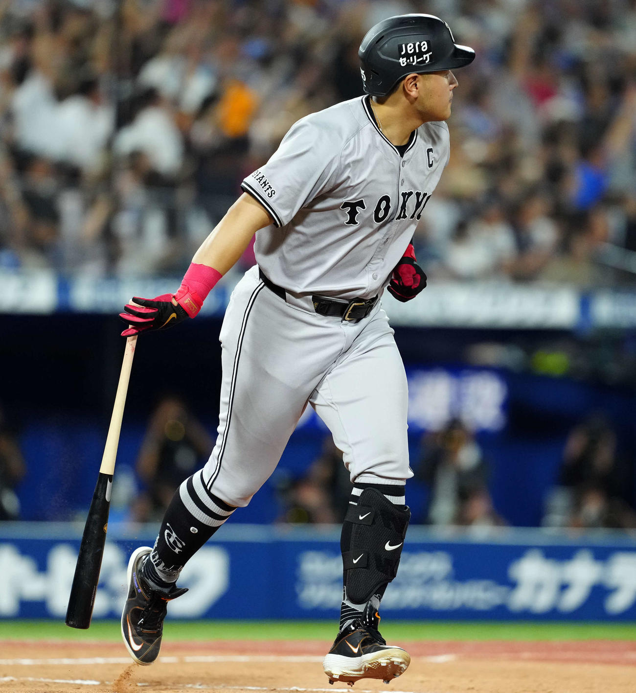 DeNA対巨人　8回表巨人無死一塁、左越えに同点の2点本塁打を放つ岡本和（撮影・たえ見朱実）