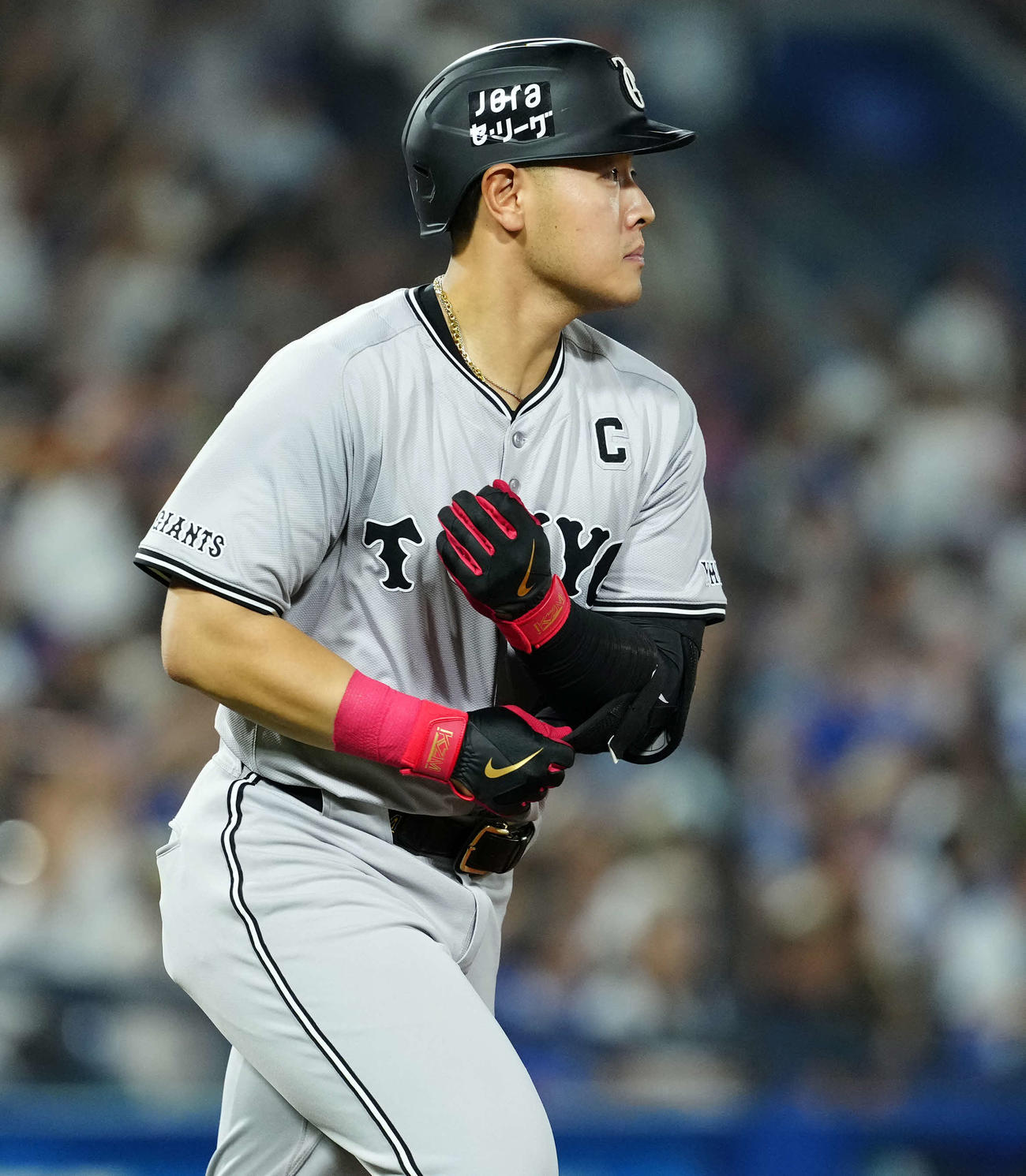 DeNA対巨人　8回表巨人無死一塁、左越えに同点の2点本塁打を放った岡本和（撮影・たえ見朱実）