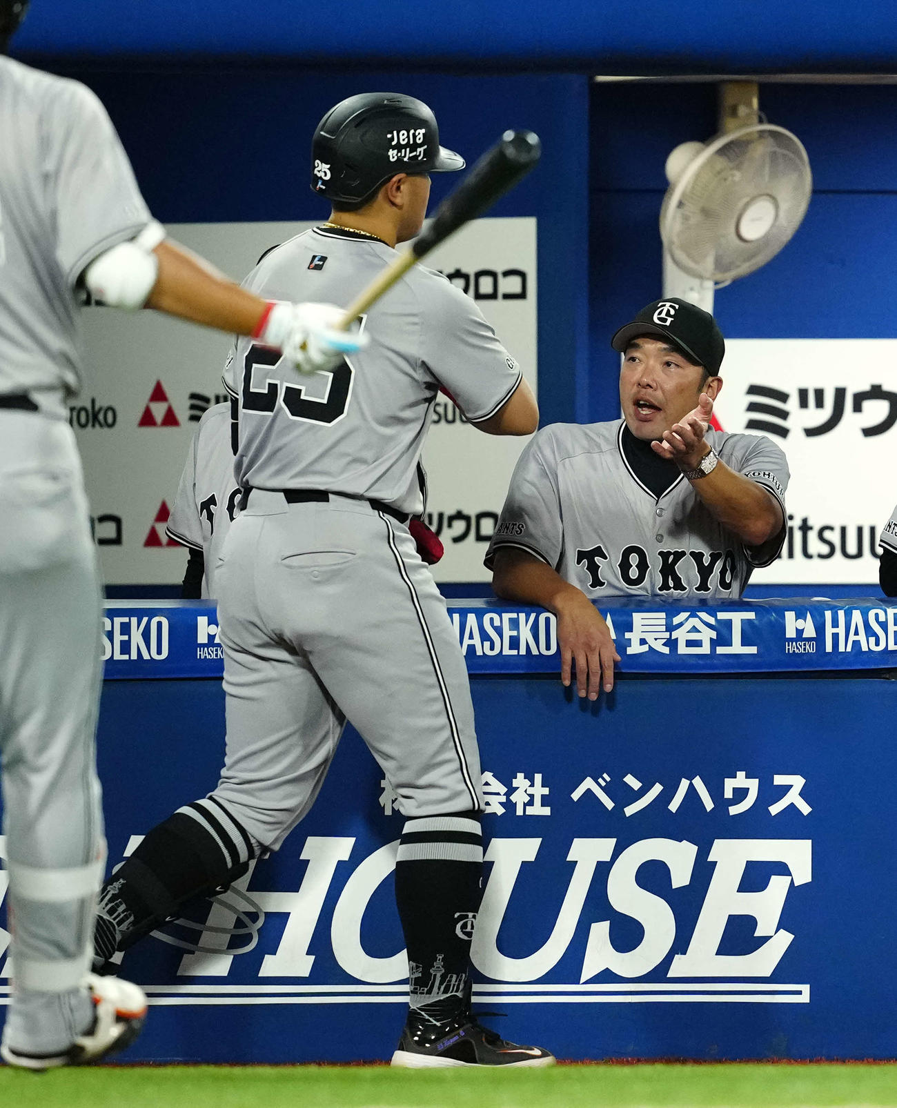 DeNA対巨人　8回表巨人無死一塁、同点の2点本塁打を放った岡本和を迎える阿部監督（撮影・たえ見朱実）
