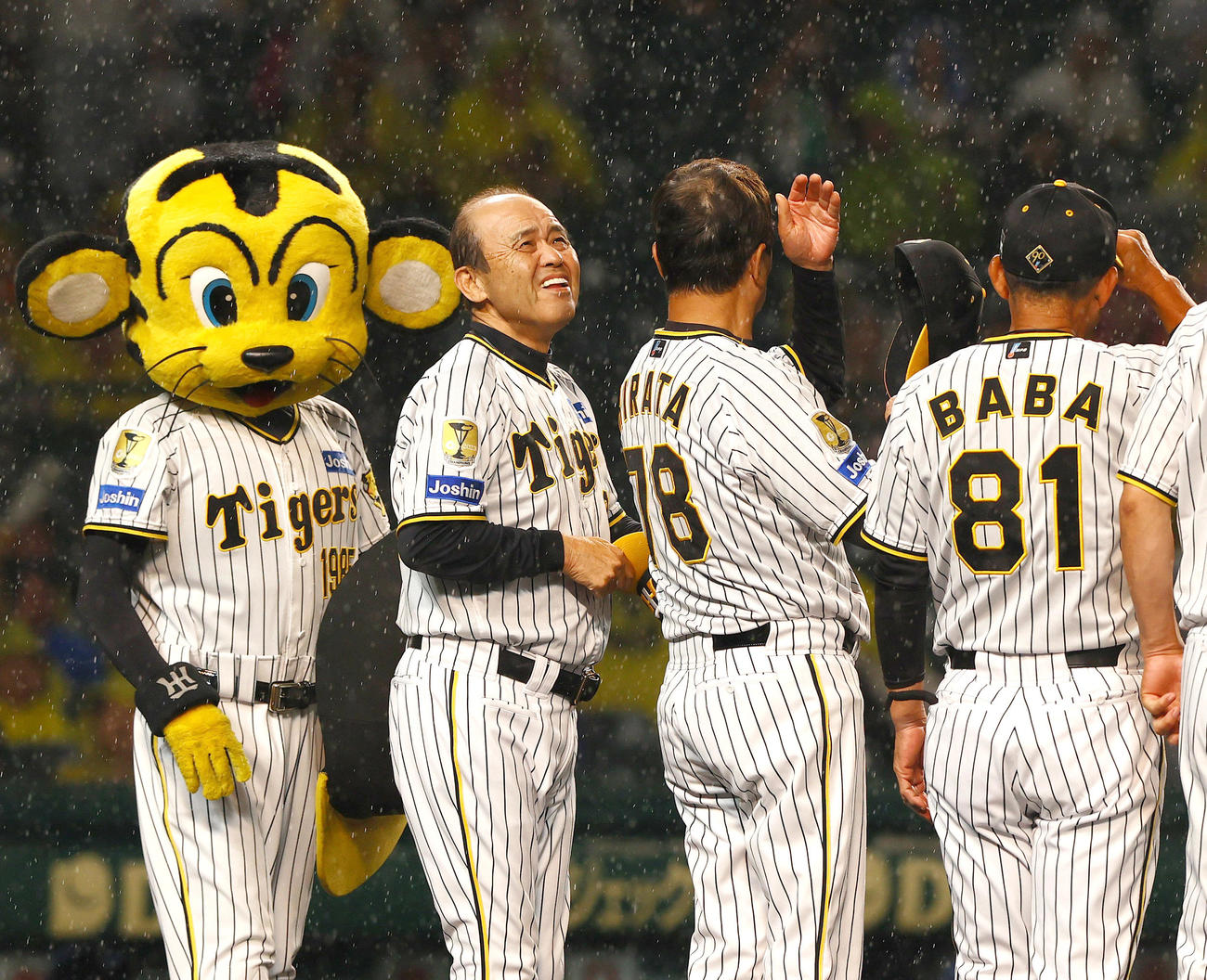 阪神対中日　阪神岡田監督（左）は中日に勝利し監督通算700勝を達成しスタンドのファンにあいさつする（撮影・上山淳一）