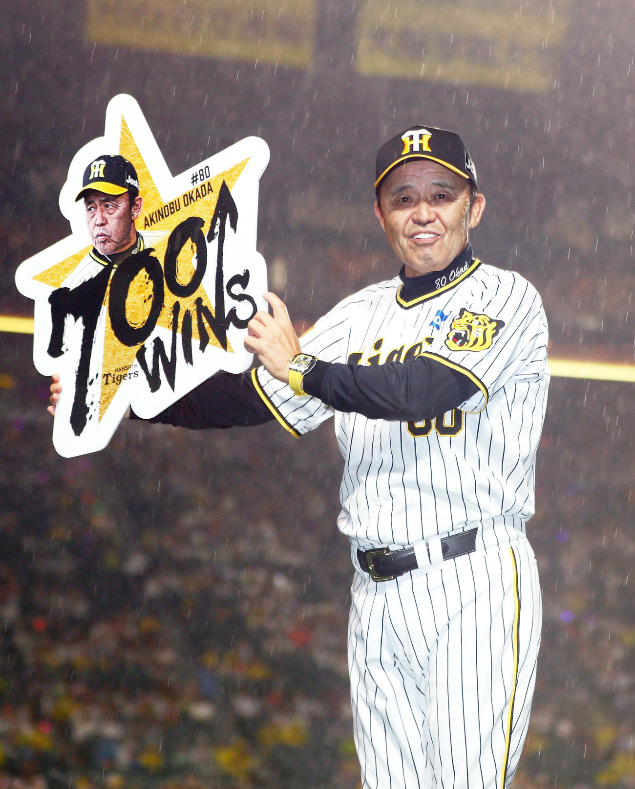 監督通算700勝を達成し笑顔を見せる阪神岡田監督（撮影・上山淳一）