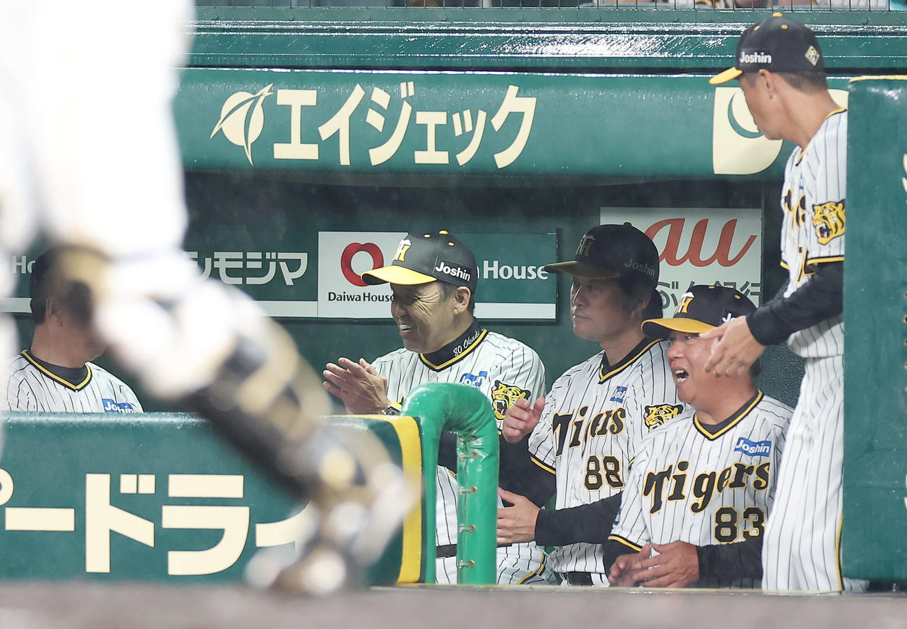 阪神対中日　中日に勝利し、笑顔で拍手する阪神岡田監督（左から2人目）ら（撮影・前田充）