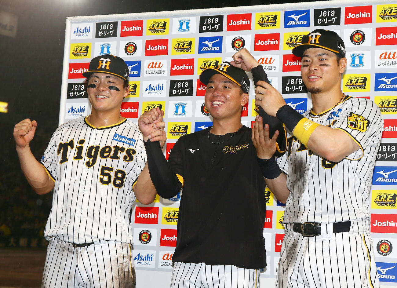 ヒーローインタビュー後、笑顔で記念撮影する、左から前川、村上、佐藤輝（撮影・上山淳一）