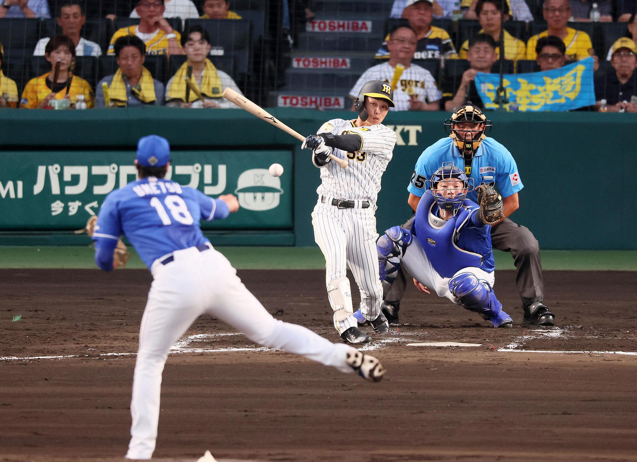 阪神対中日　3回裏阪神2死、島田は内野安打を放つ。投手は梅津（撮影・加藤哉）