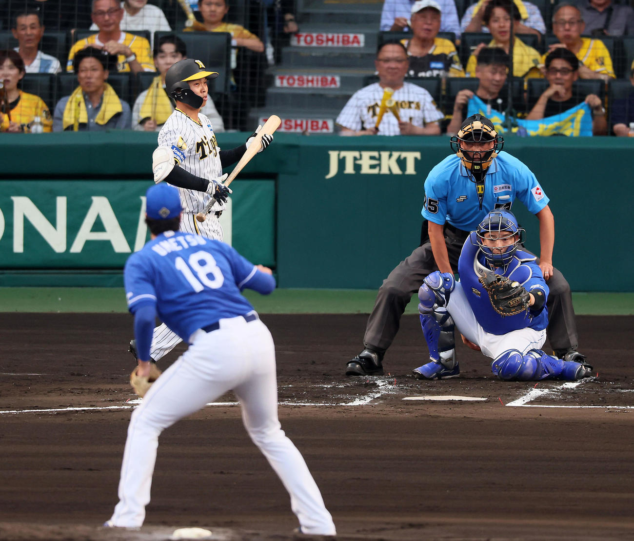 阪神対中日　1回裏阪神無死、島田は四球を選ぶ。投手は梅津（撮影・加藤哉）