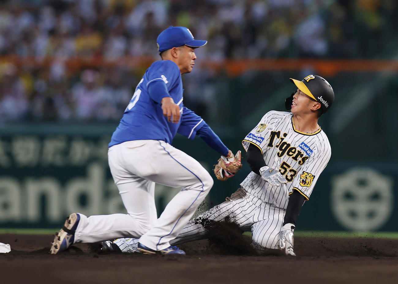 阪神対中日　3回裏阪神2死一塁、二盗に失敗する島田。遊撃手龍空（撮影・前田充）