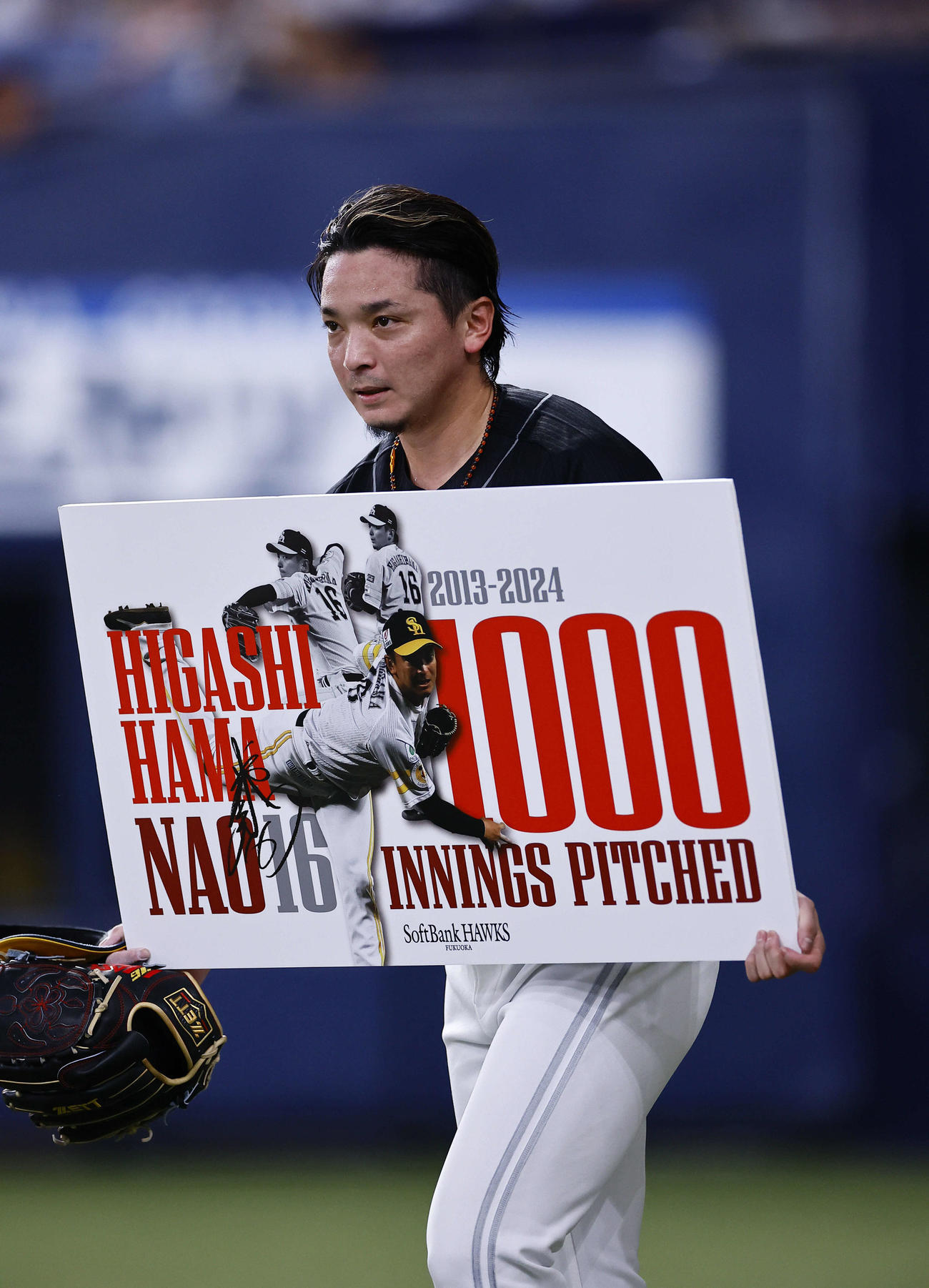 オリックス対ソフトバンク　1000投球回を達成し、記念ボードを手にあいさつするソフトバンク東浜（撮影・藤尾明華）