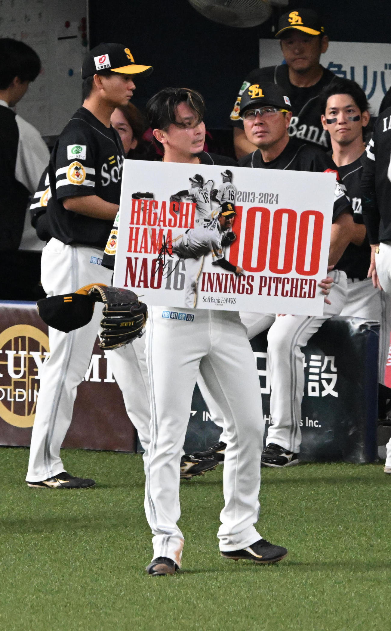 オリックス対ソフトバンク　1000投球回を達成し、記念ボードを手にファンの声援に応えるソフトバンク東浜（撮影・前岡正明）