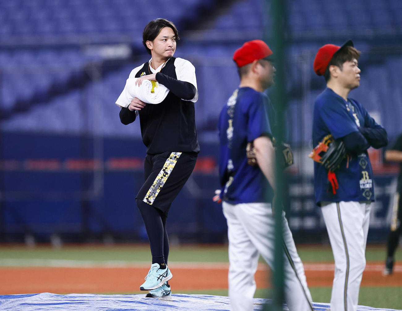 オリックス対ソフトバンク　マウンドを確認するソフトバンク東浜（撮影・藤尾明華）