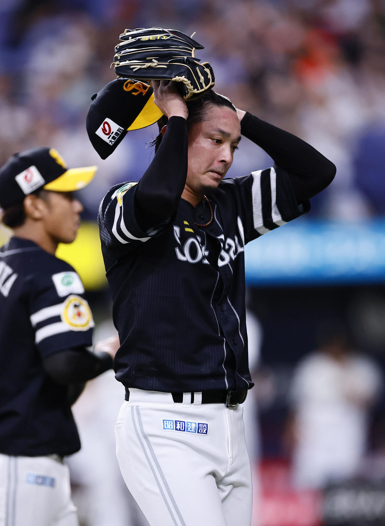 オリックス対ソフトバンク　3失点した1回を終え、ベンチに戻るソフトバンク東浜（撮影・藤尾明華）