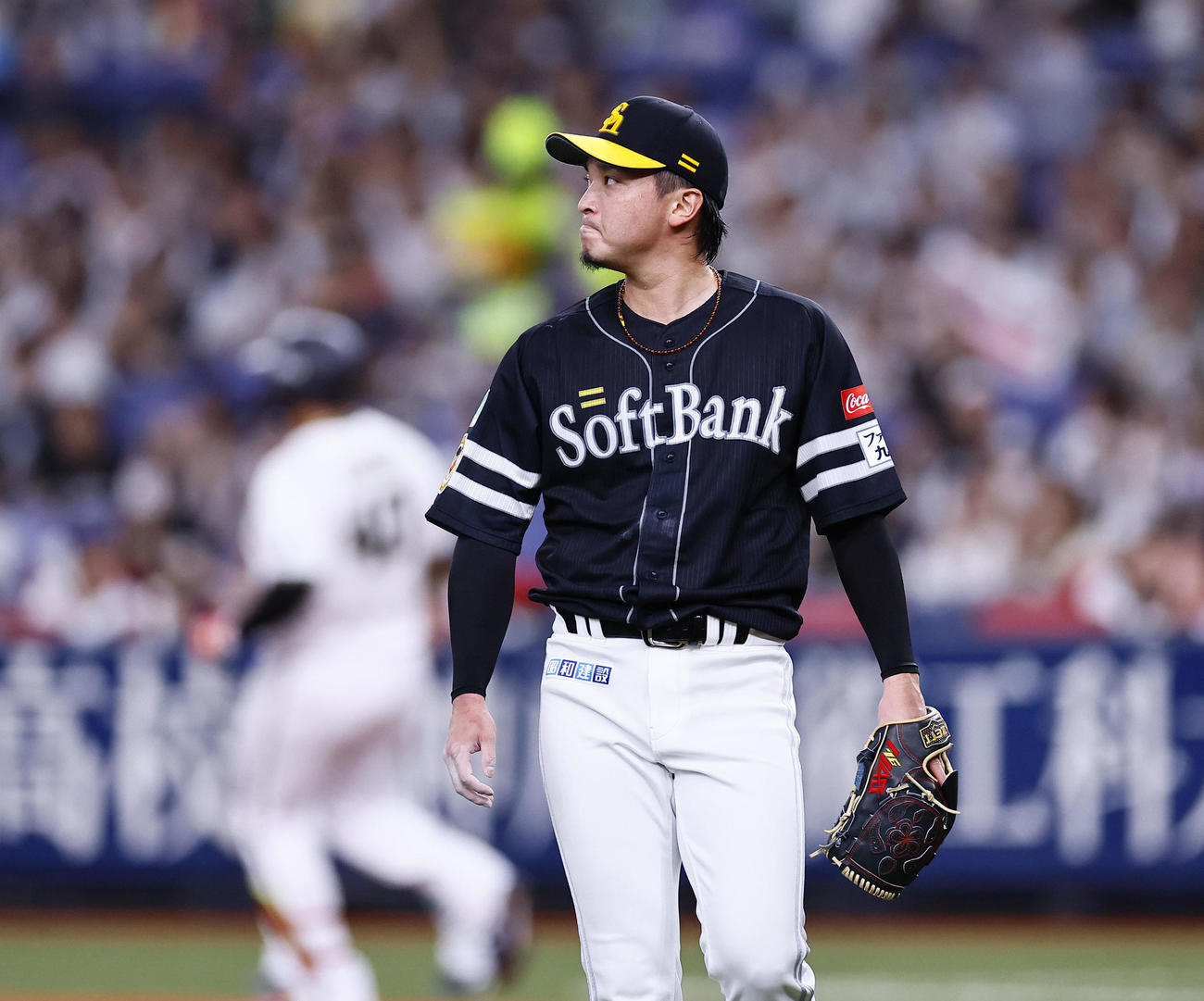 オリックス対ソフトバンク　1回裏オリックス2死一、三塁、セデーニョに中前適時打を許した東浜（撮影・藤尾明華）