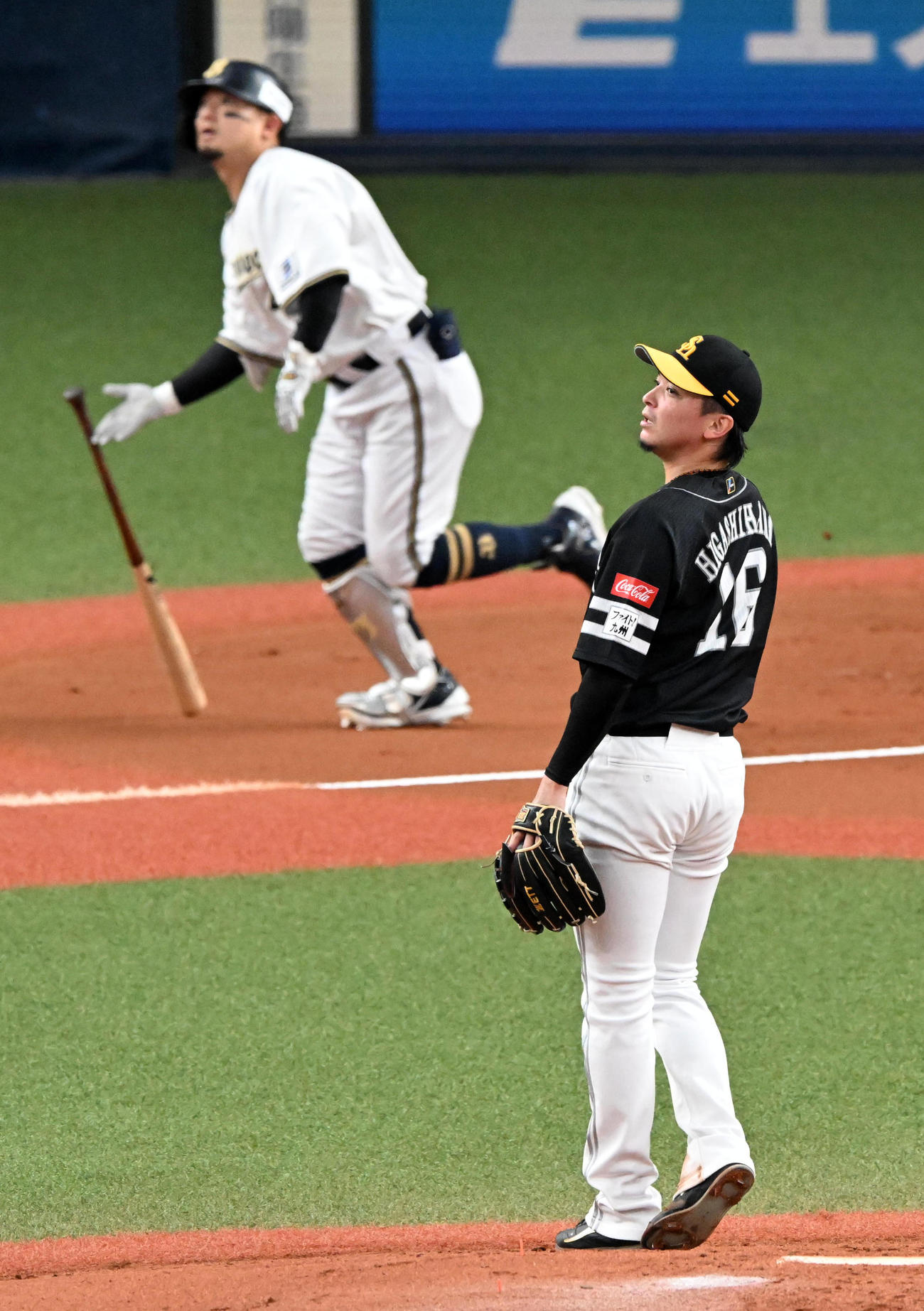 オリックス対ソフトバンク　1回表オリックス無死一塁、森に先制の右越え2点本塁打を打たれたソフトバンク先発の東浜（撮影・前岡正明）
